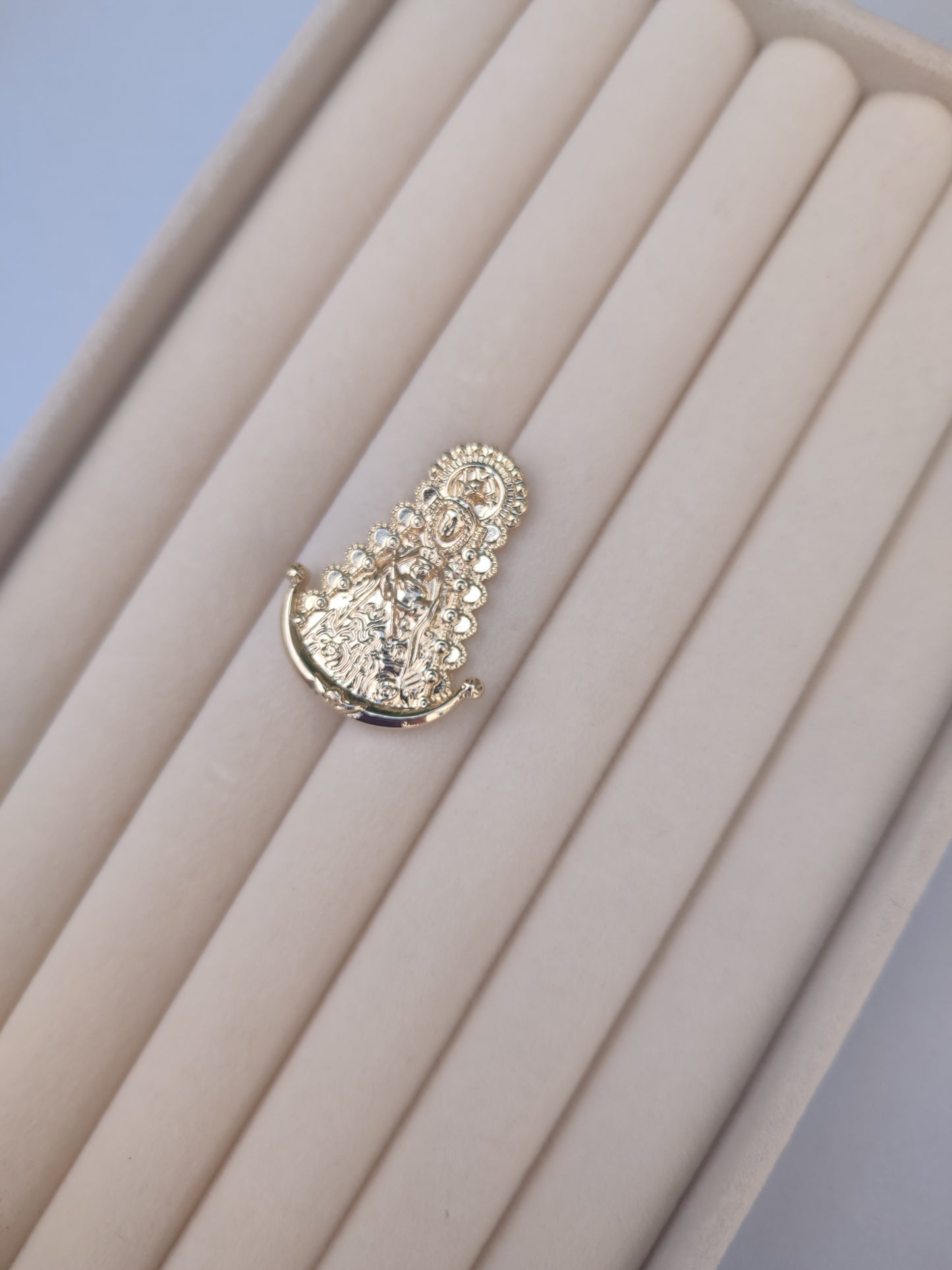 Broche "Virgen" dorado