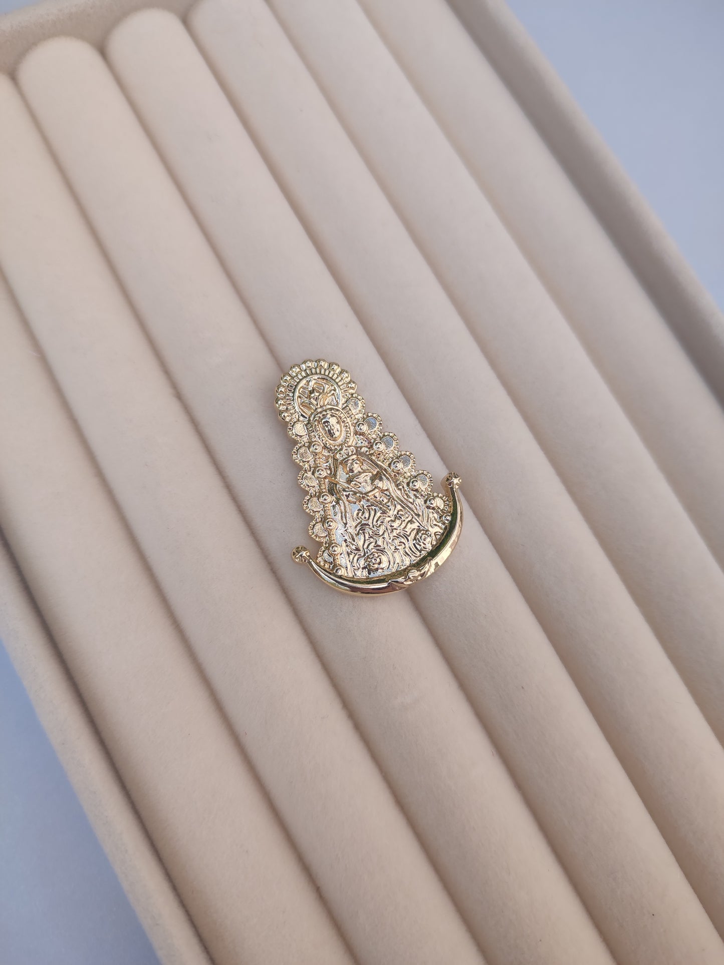Broche "Virgen" dorado
