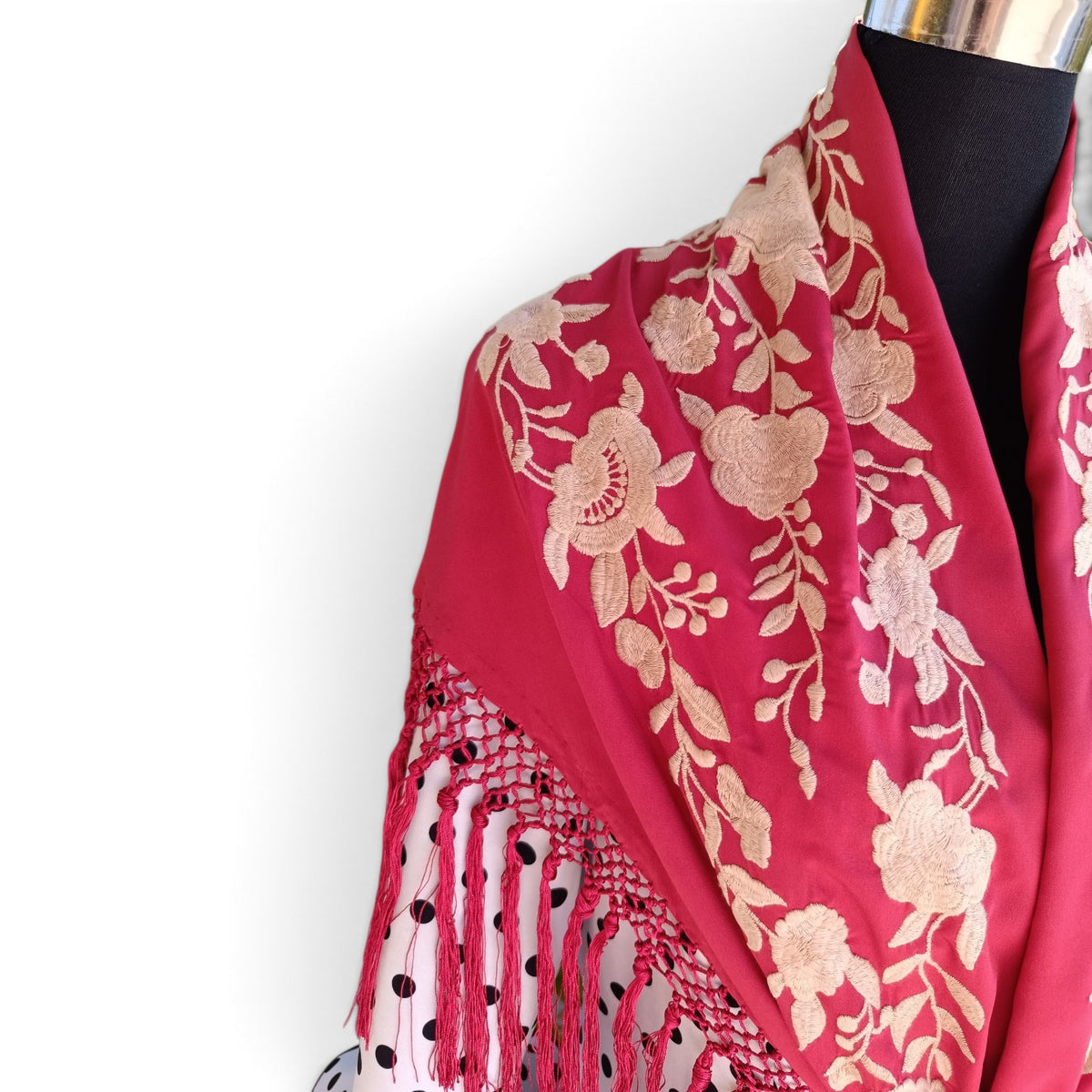 Mantón rojo oscuro bordado en beige