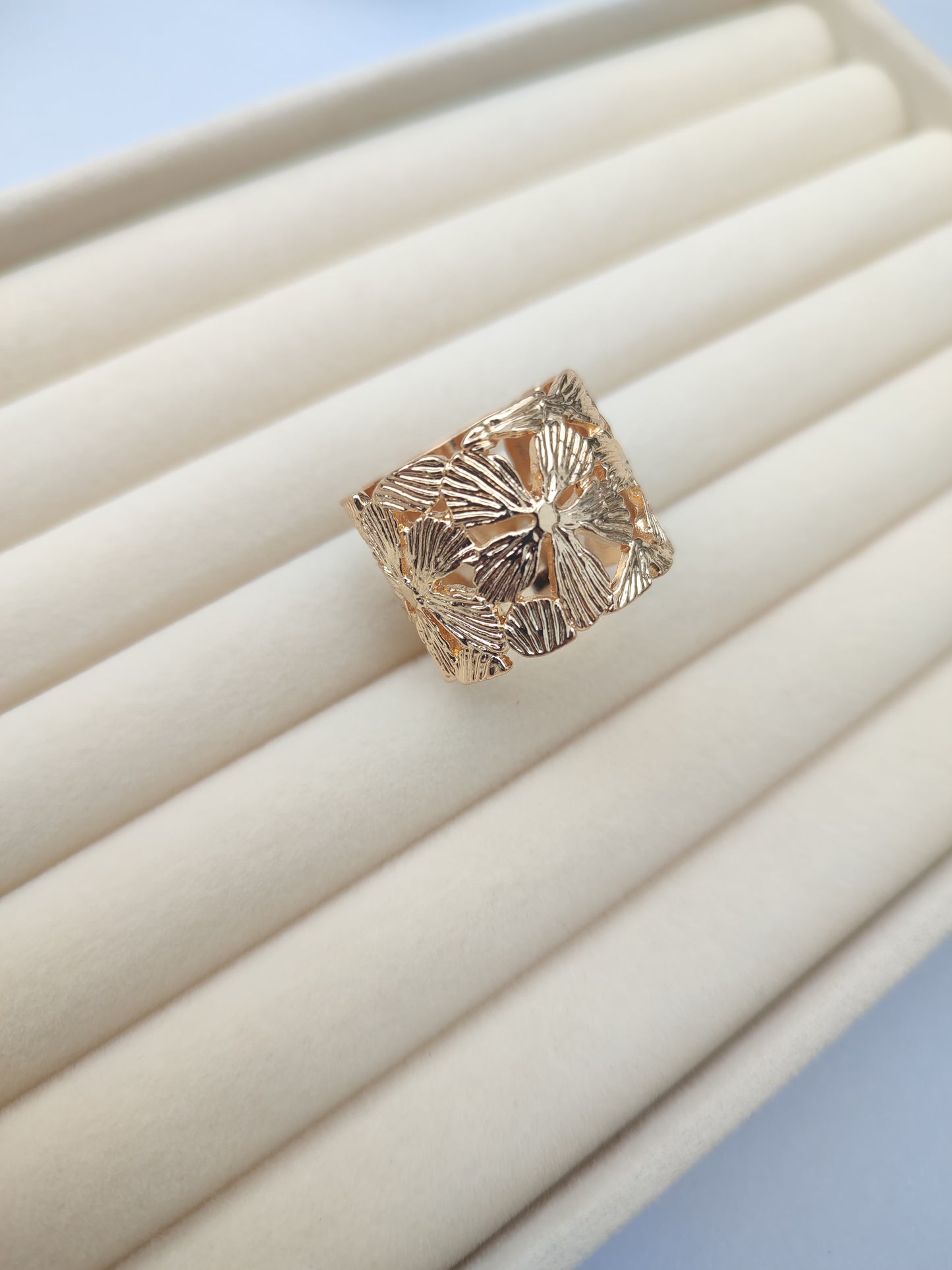 Goldfarbener Ring „Flora“
