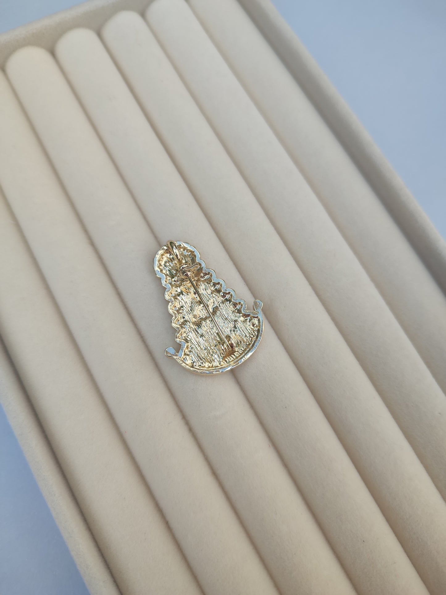 Broche "Virgen" dorado