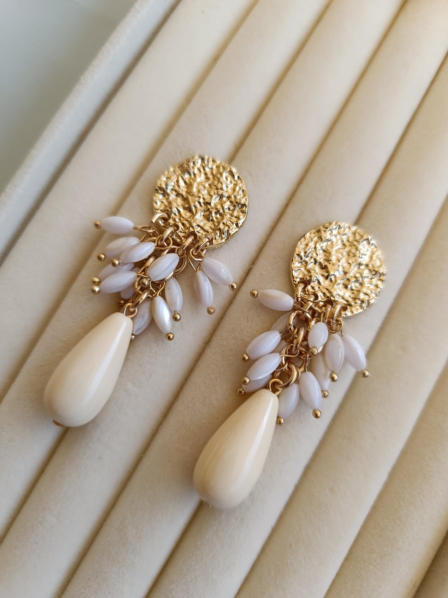 Pendientes "lagrimitas" beige