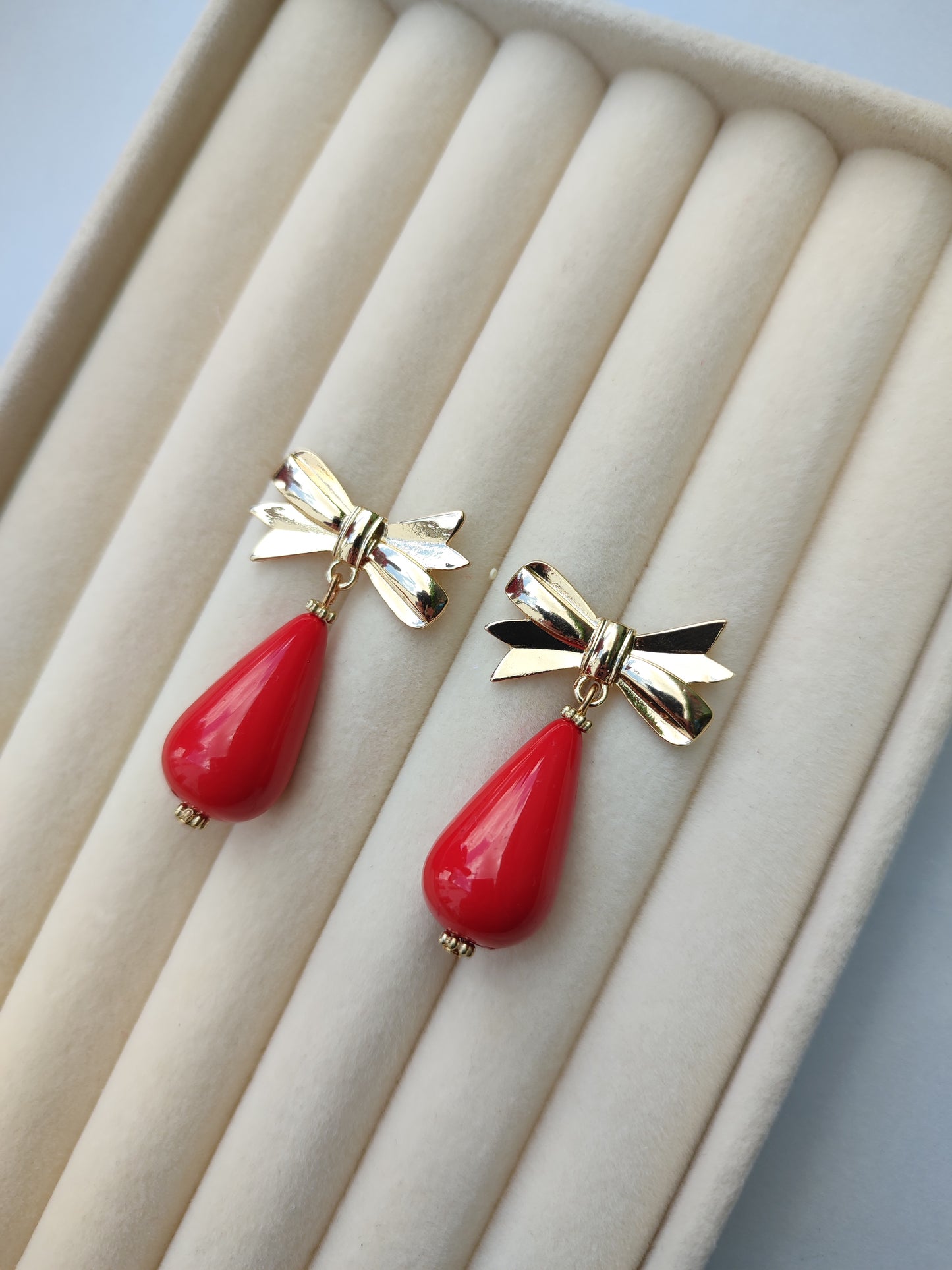 Pendientes lacito rojo