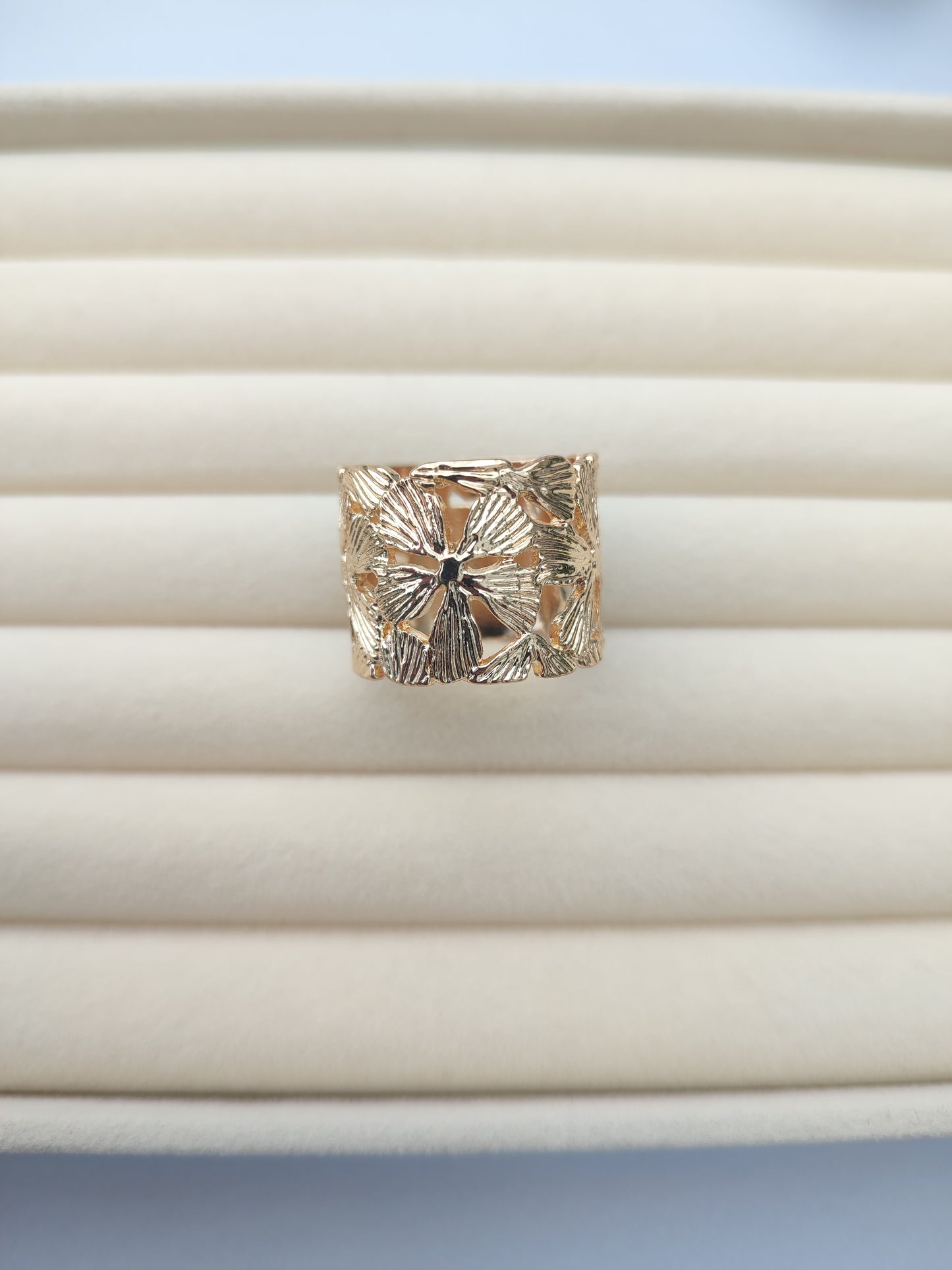 Goldfarbener Ring „Flora“