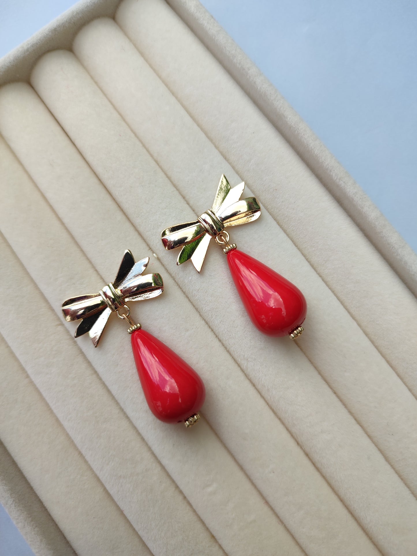 Pendientes lacito rojo