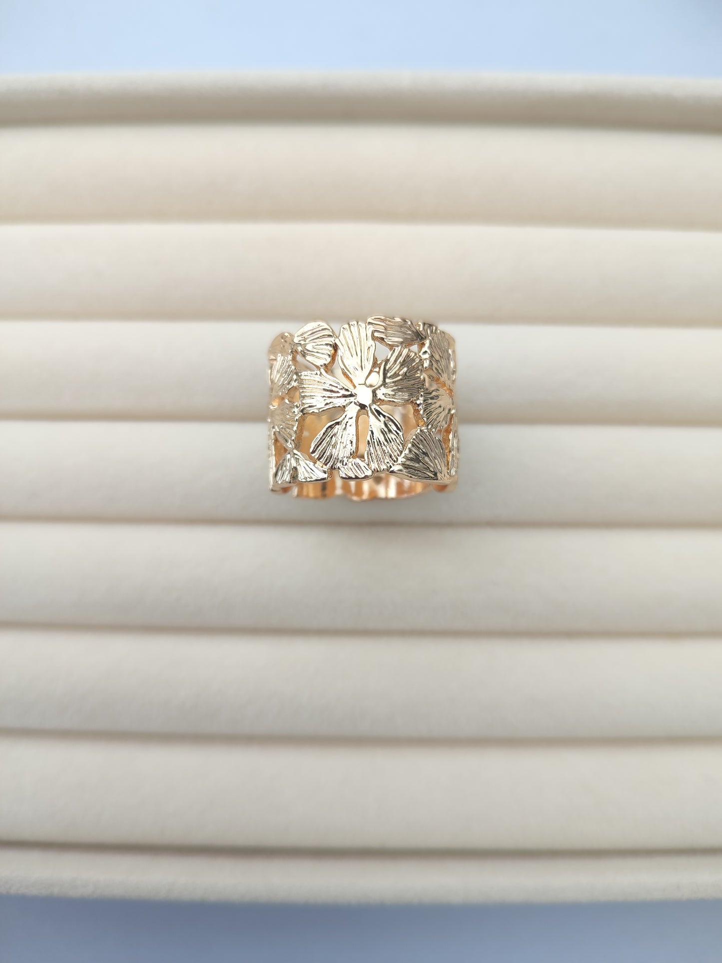 Goldfarbener Ring „Flora“