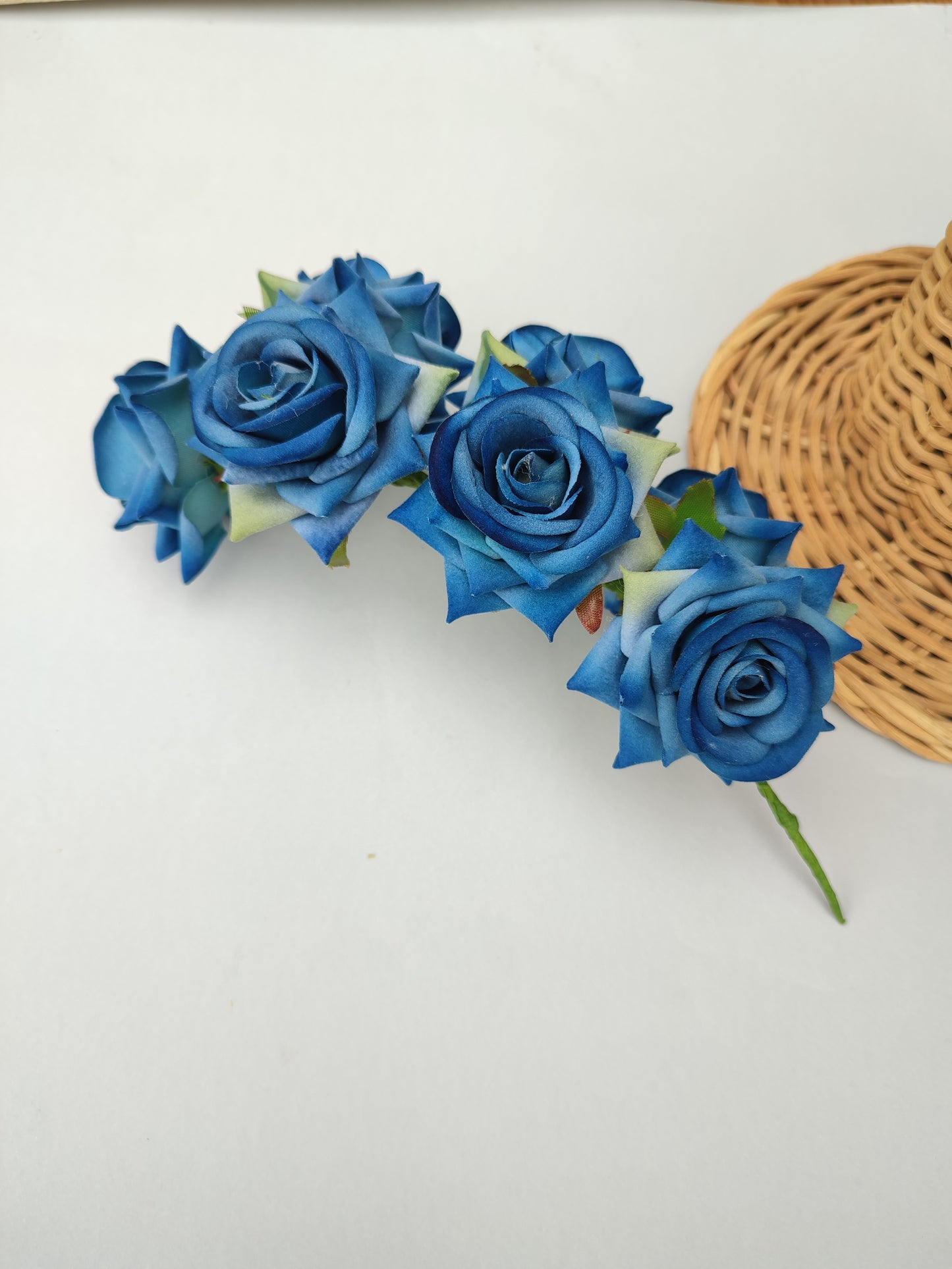 Mini-Krone aus blauen Rosen