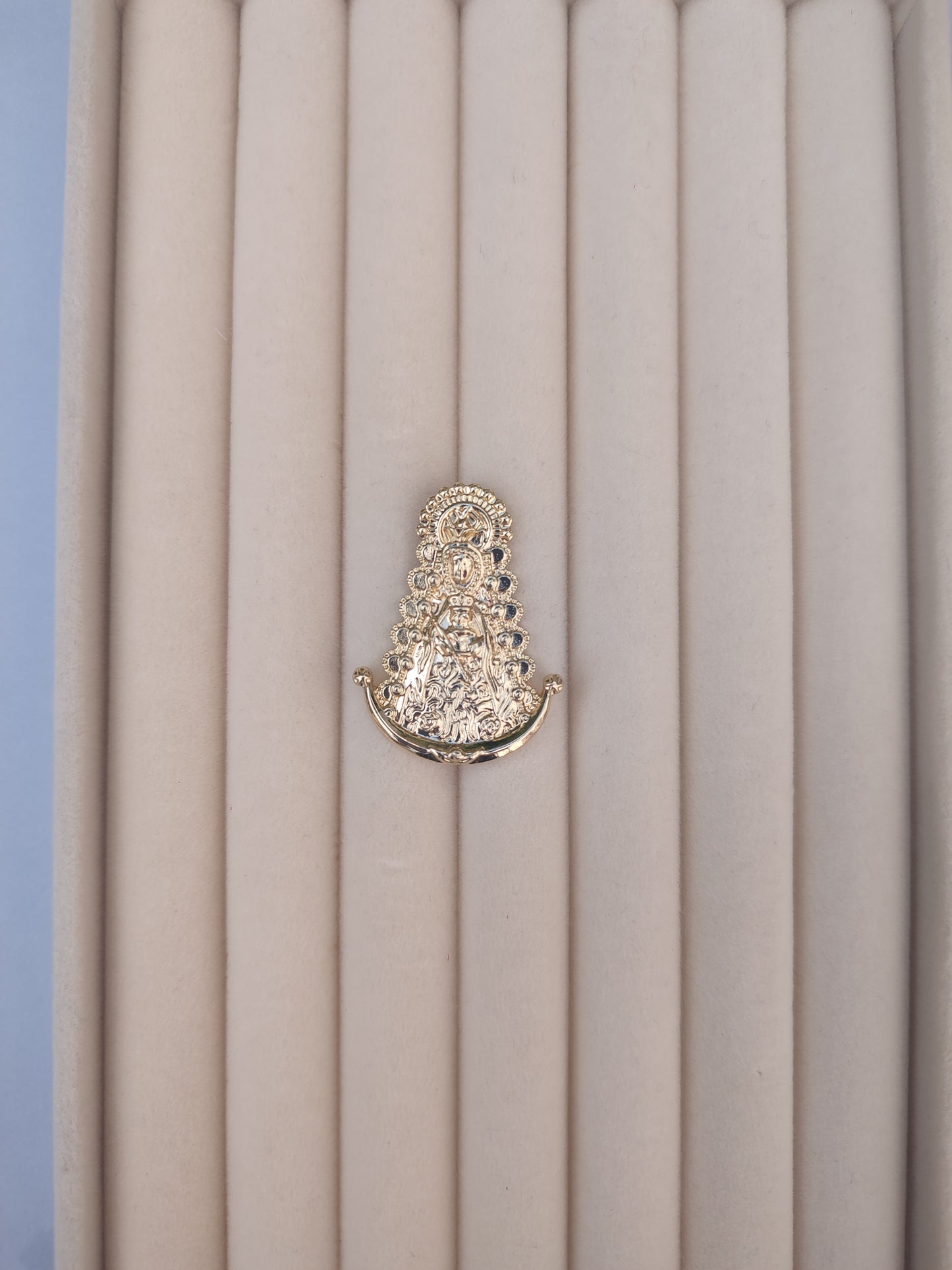 Broche "Virgen" dorado