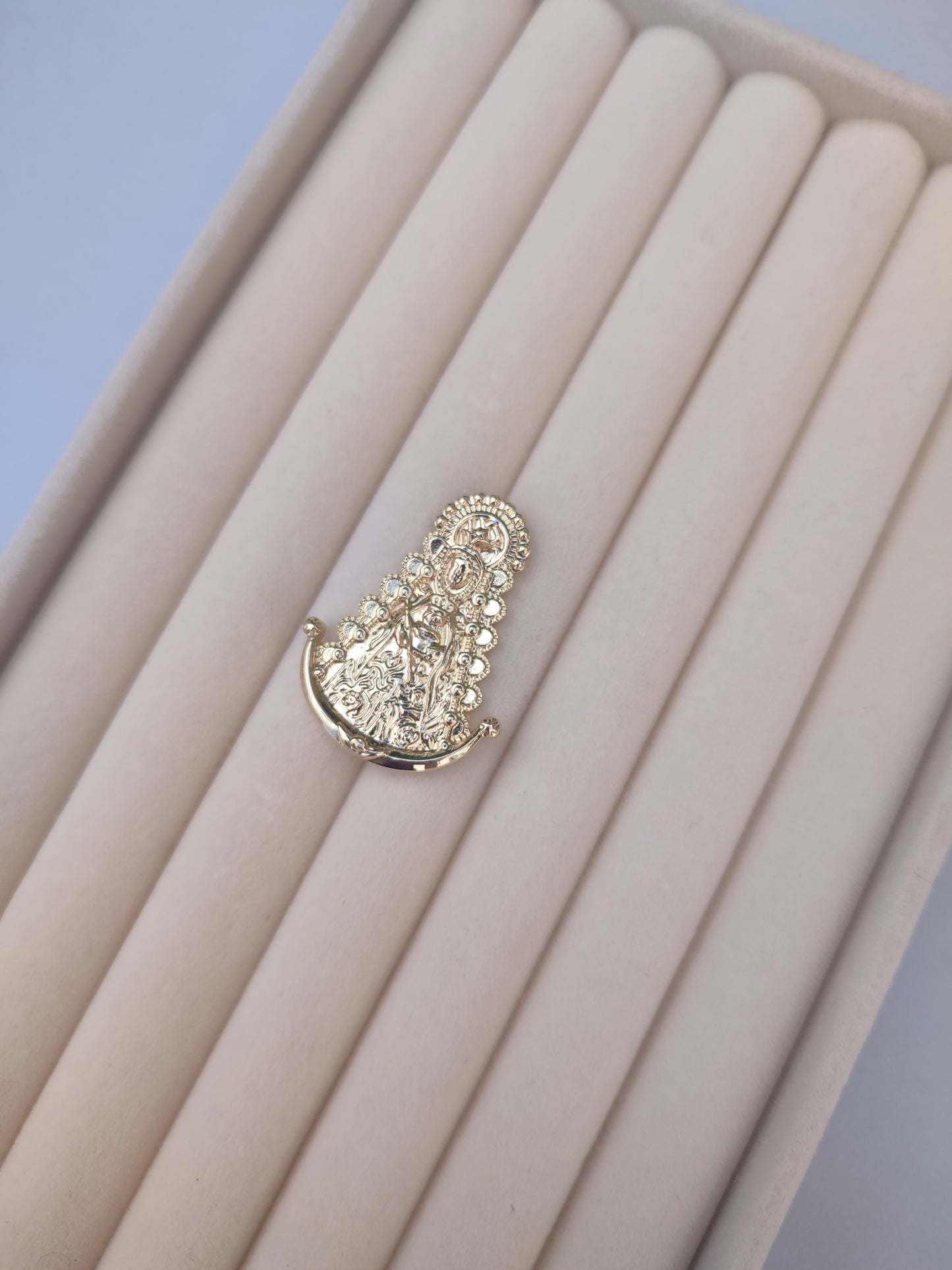 Broche "Virgen" dorado