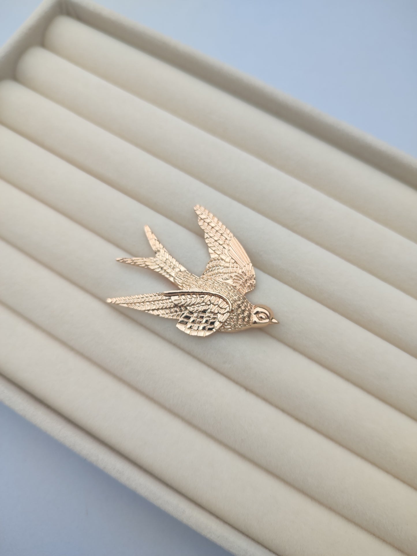 Broche golondrina