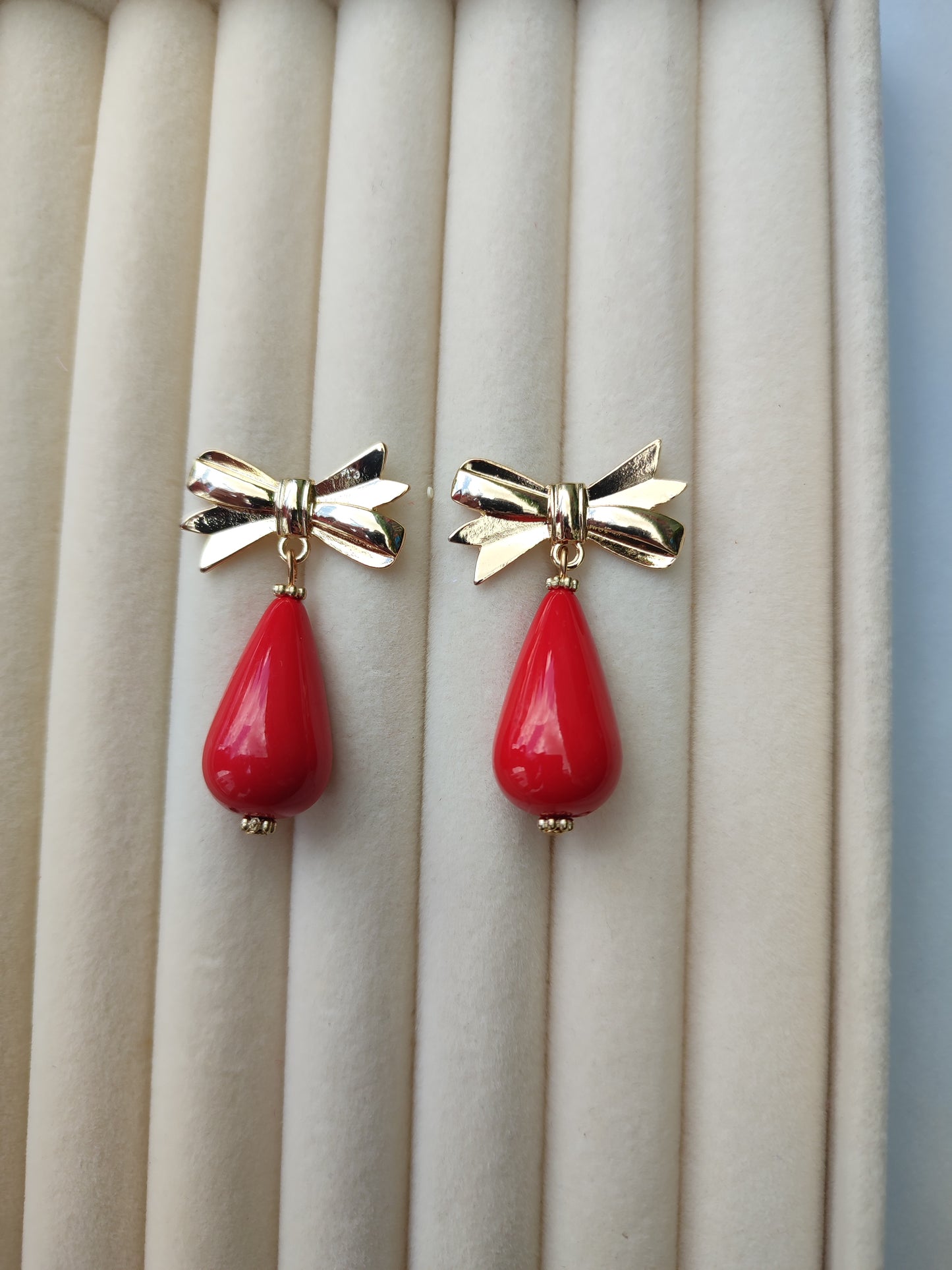 Pendientes lacito rojo