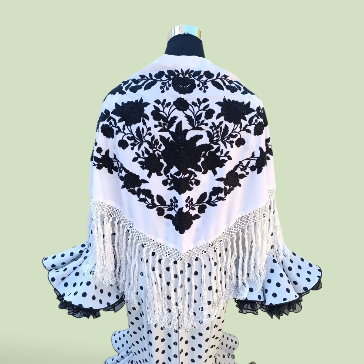 Mantón blanco bordado en negro