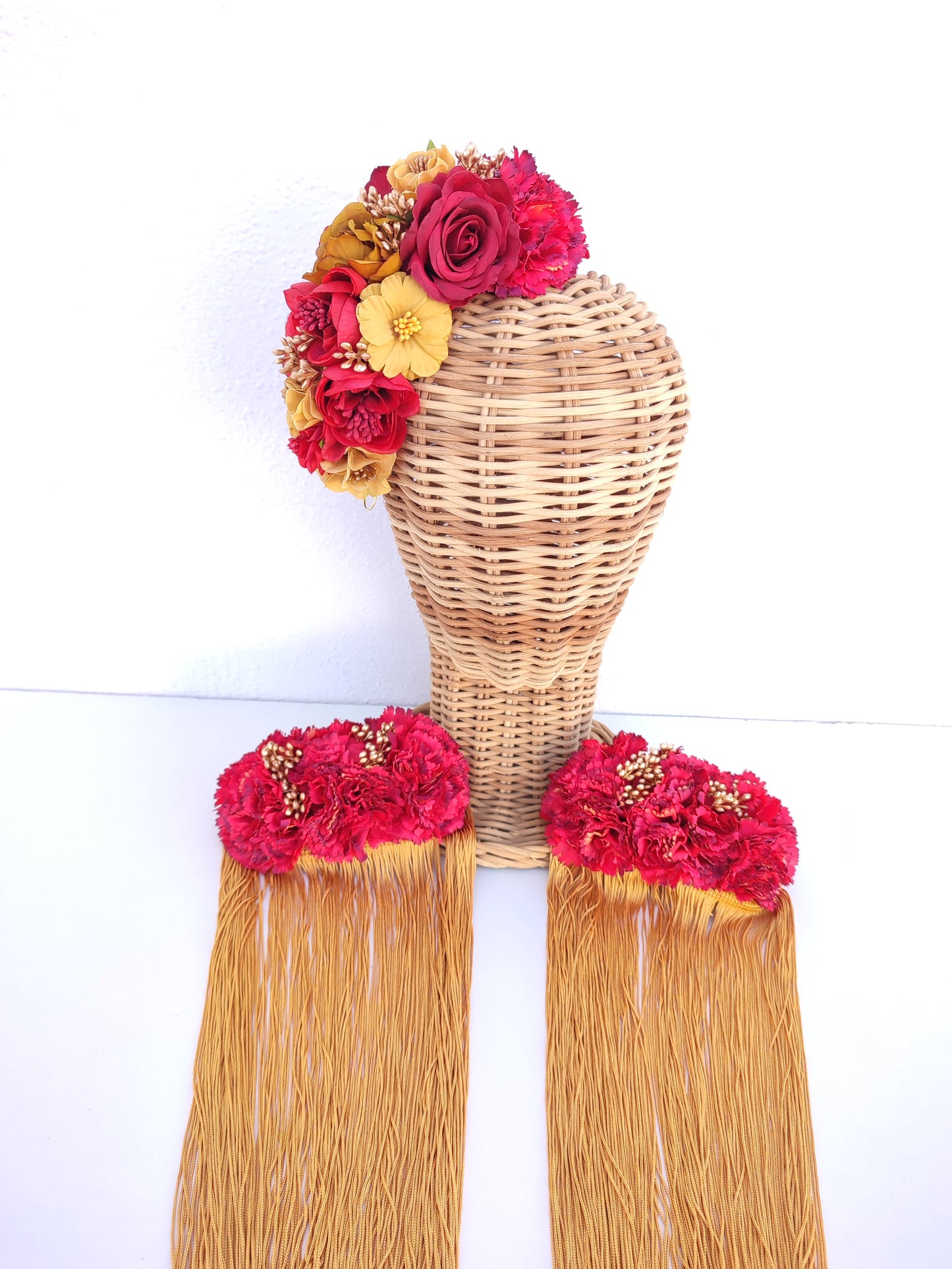 Conjunto de hombreras, pendientes y corona "Macarena"