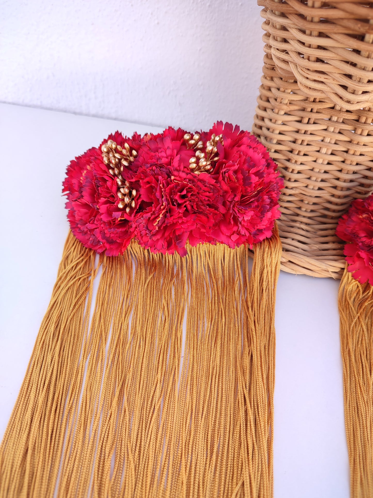 Conjunto de hombreras, pendientes y corona "Macarena"