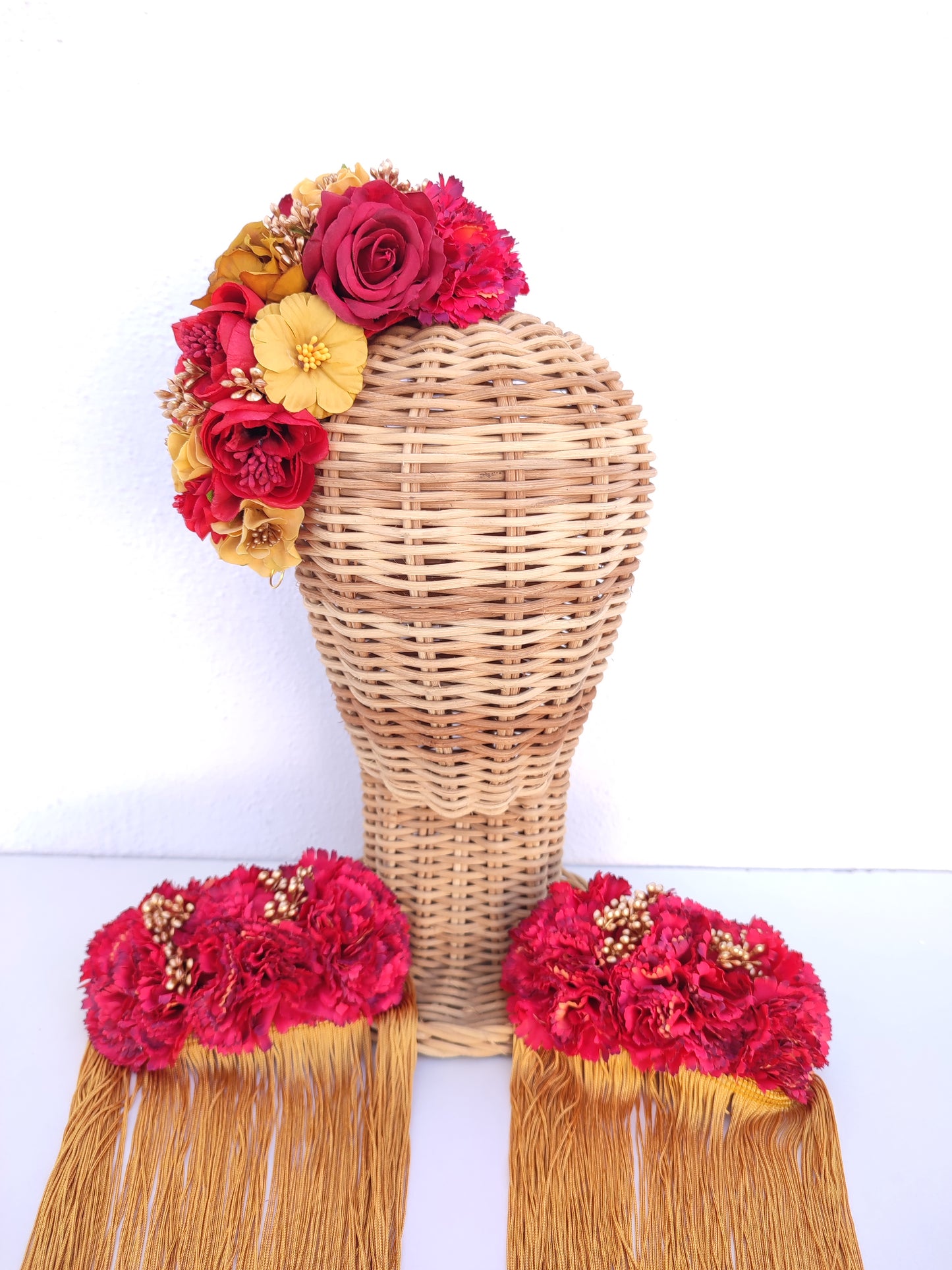 Conjunto de hombreras, pendientes y corona "Macarena"