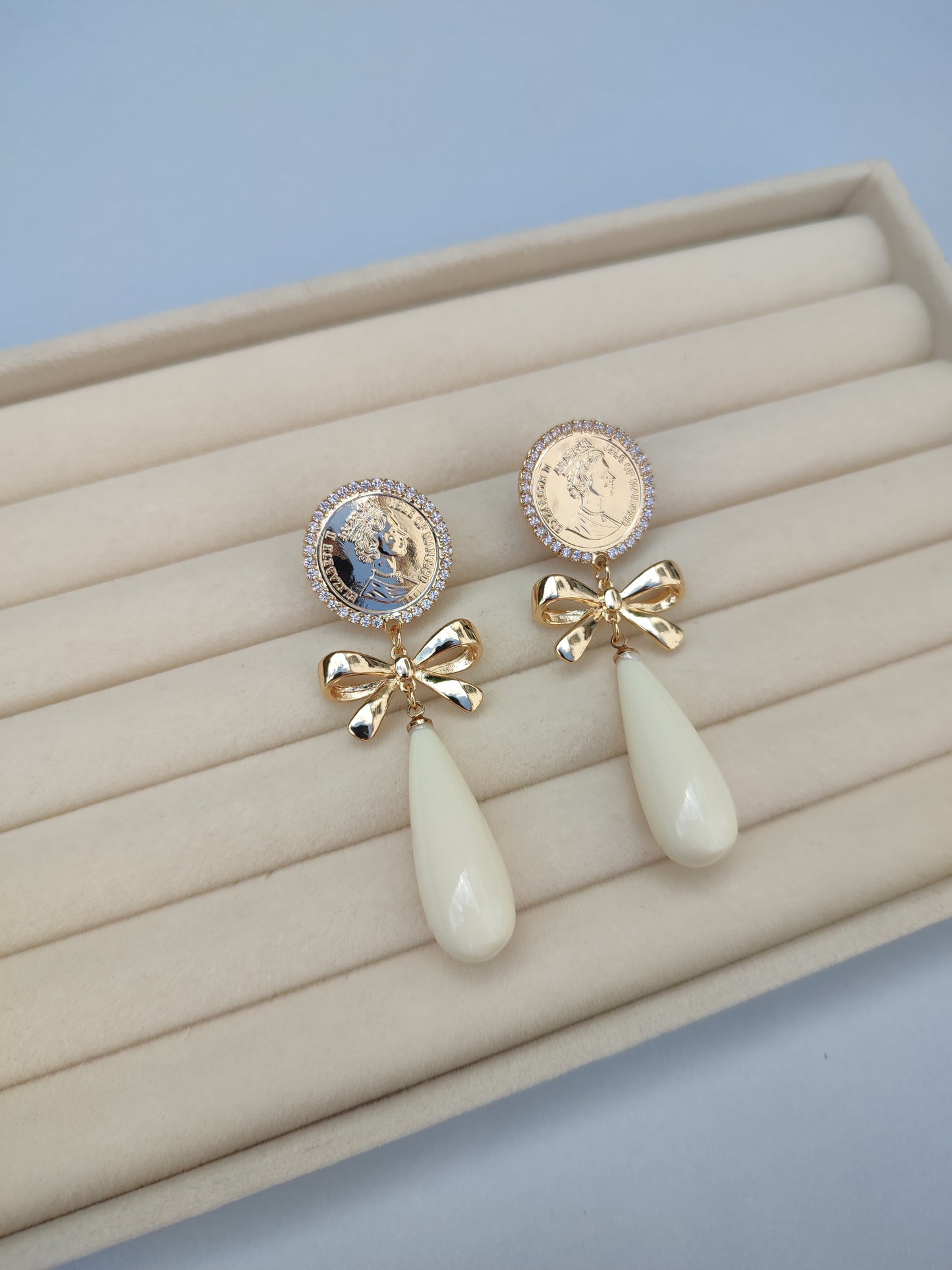 Pendientes moneda beige