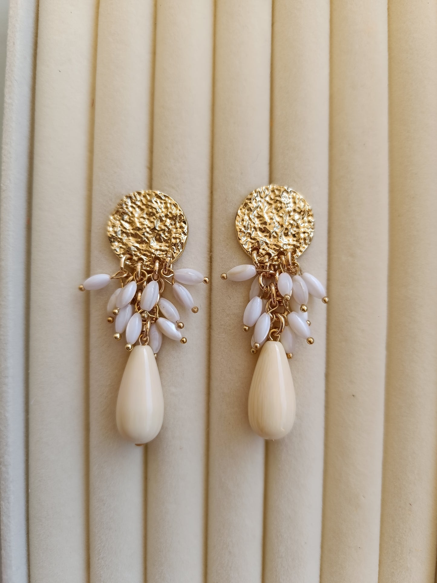 Pendientes "lagrimitas" beige