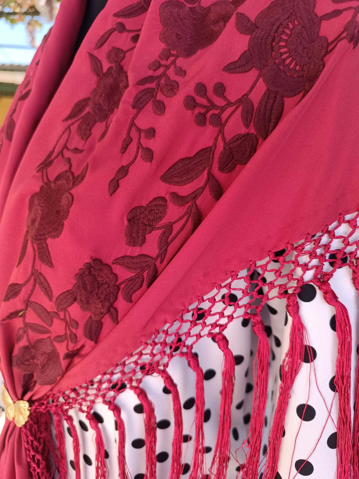 Mantón rojo oscuro bordado en granate