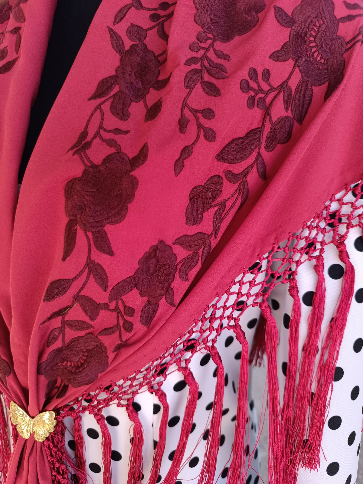 Mantón rojo oscuro bordado en granate