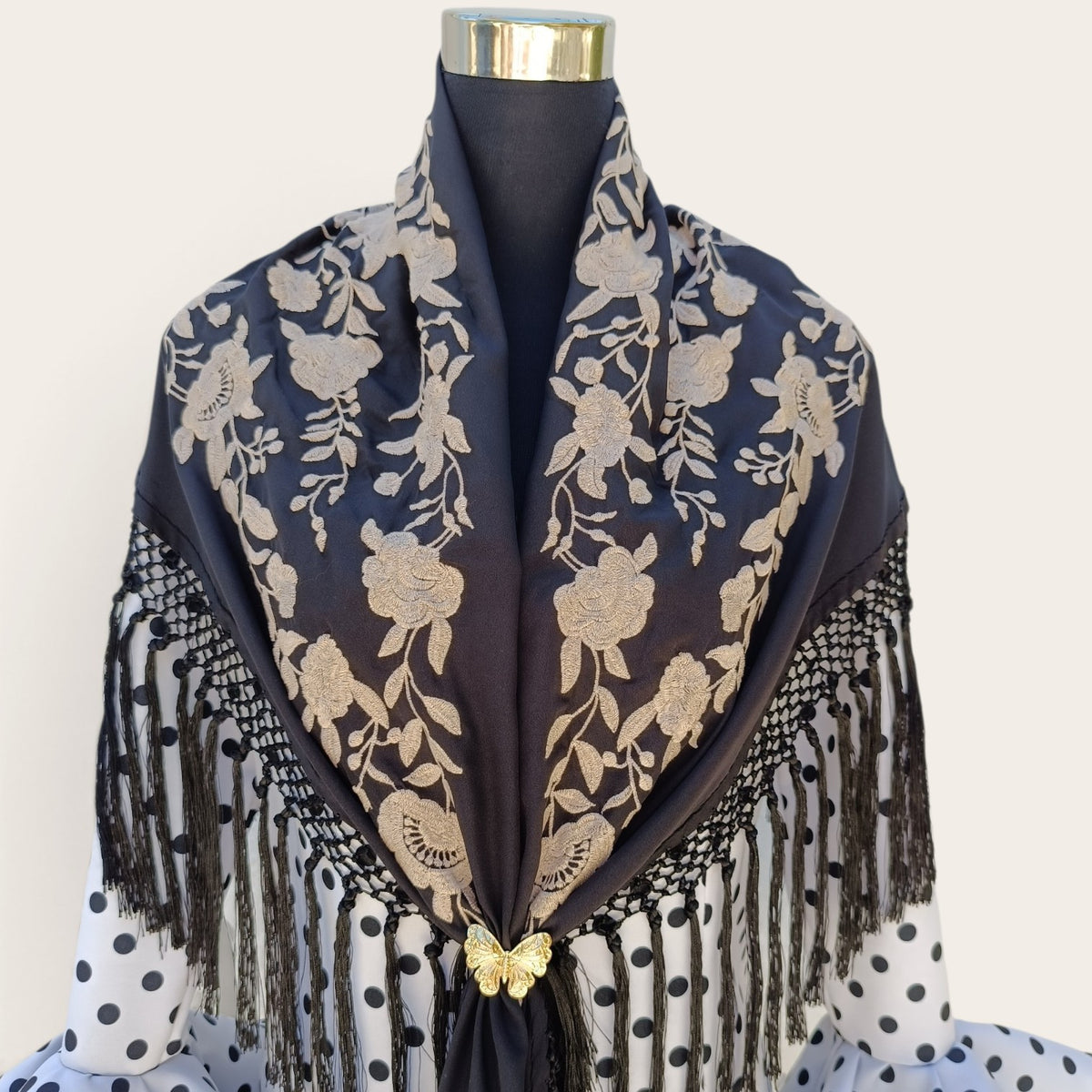 Mantón negro bordado en beige