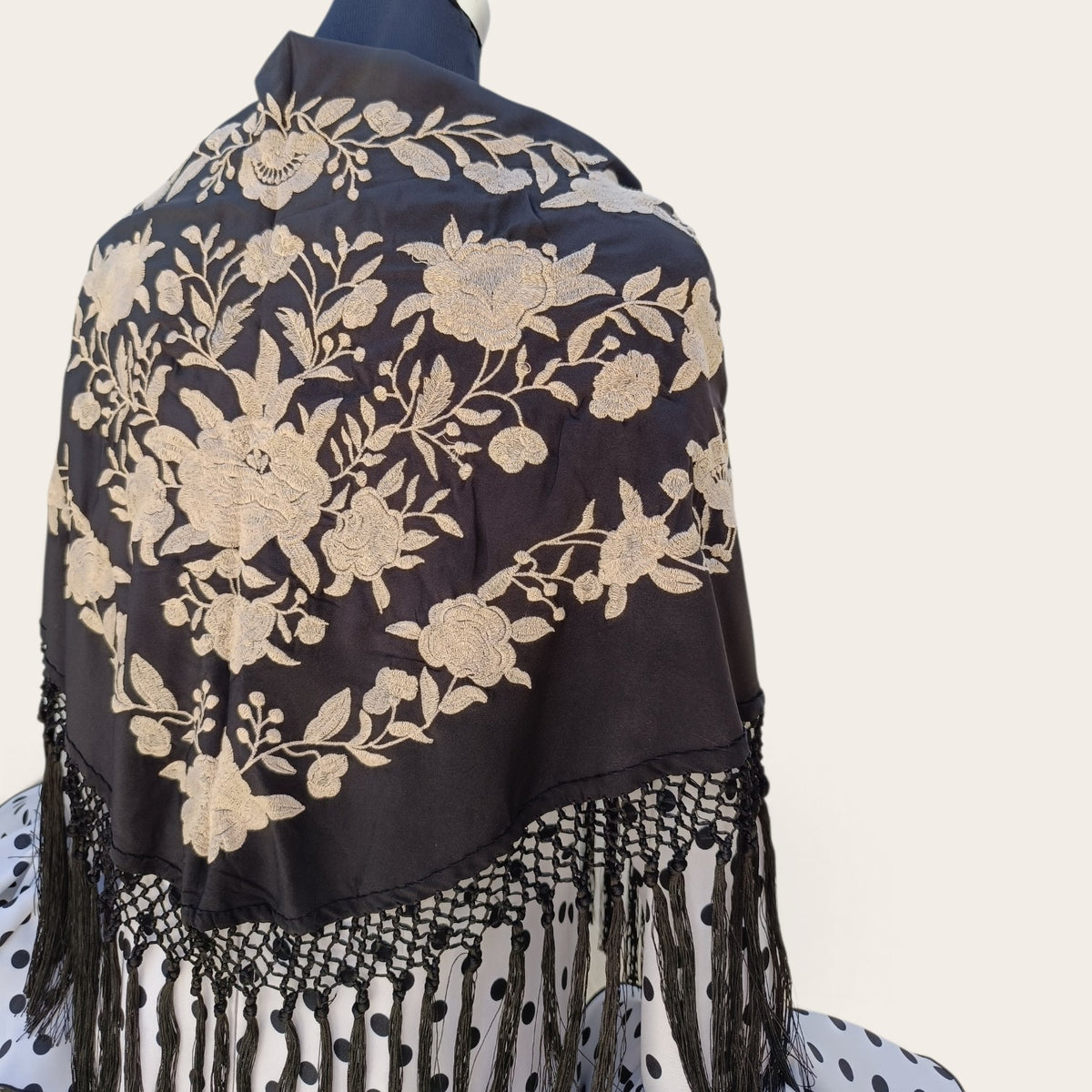 Mantón negro bordado en beige