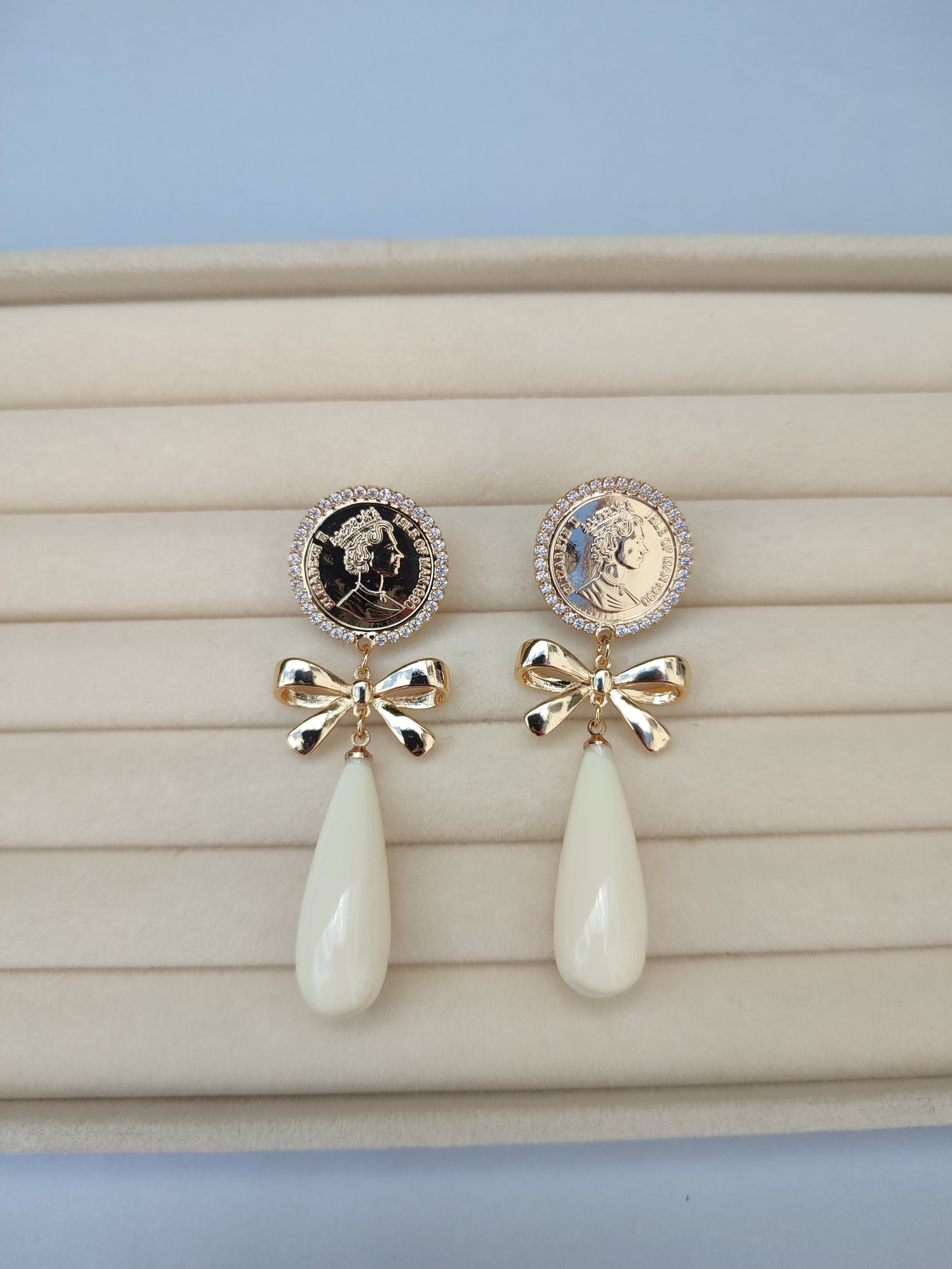 Pendientes moneda beige