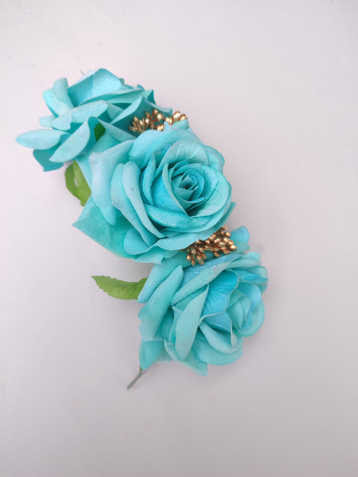 Corona de rosas turquesas