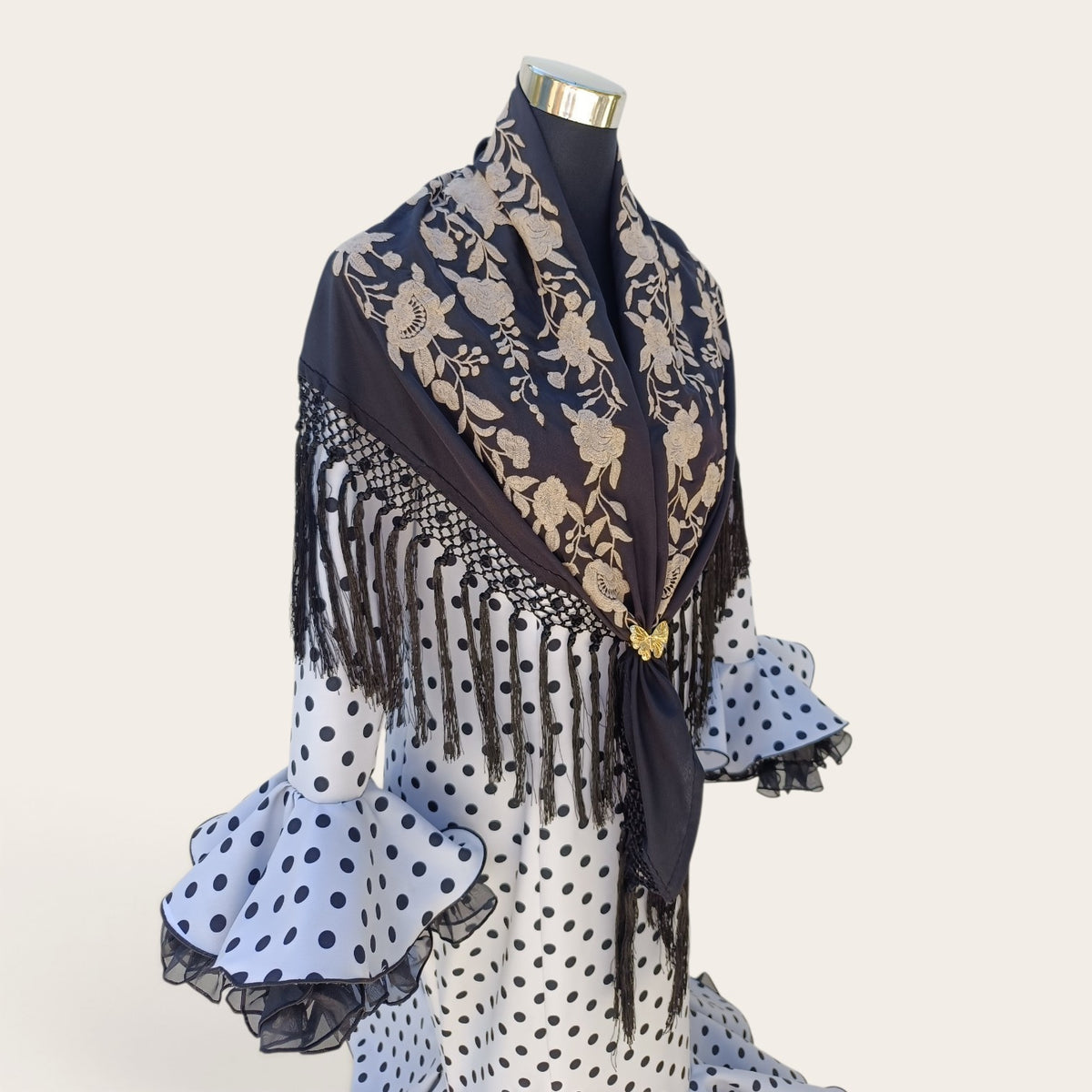 Mantón negro bordado en beige