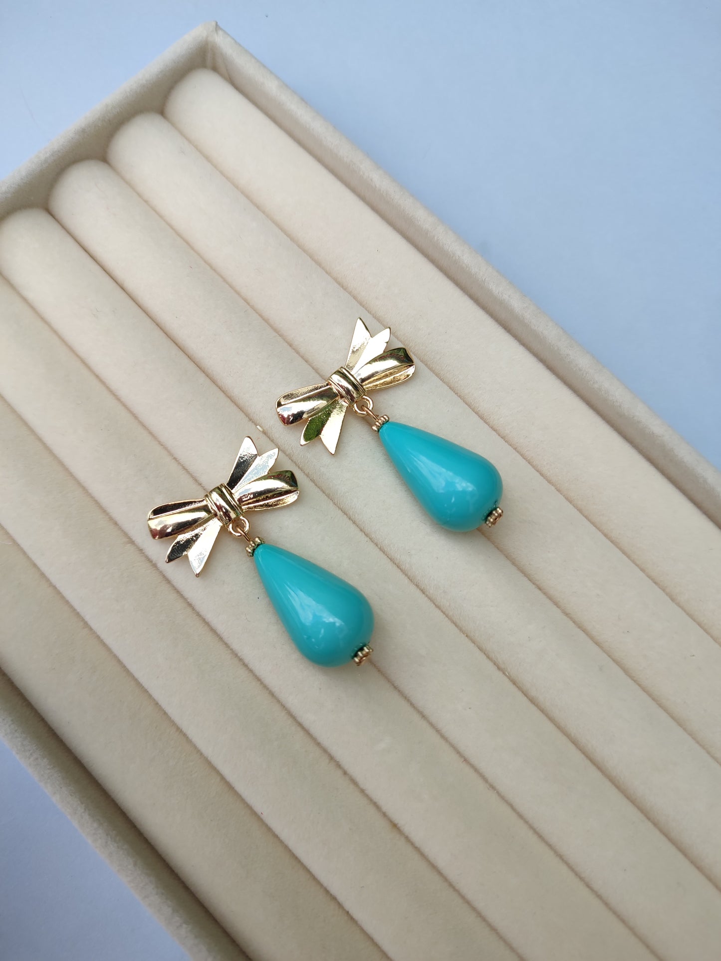 Pendientes lacito verde agua