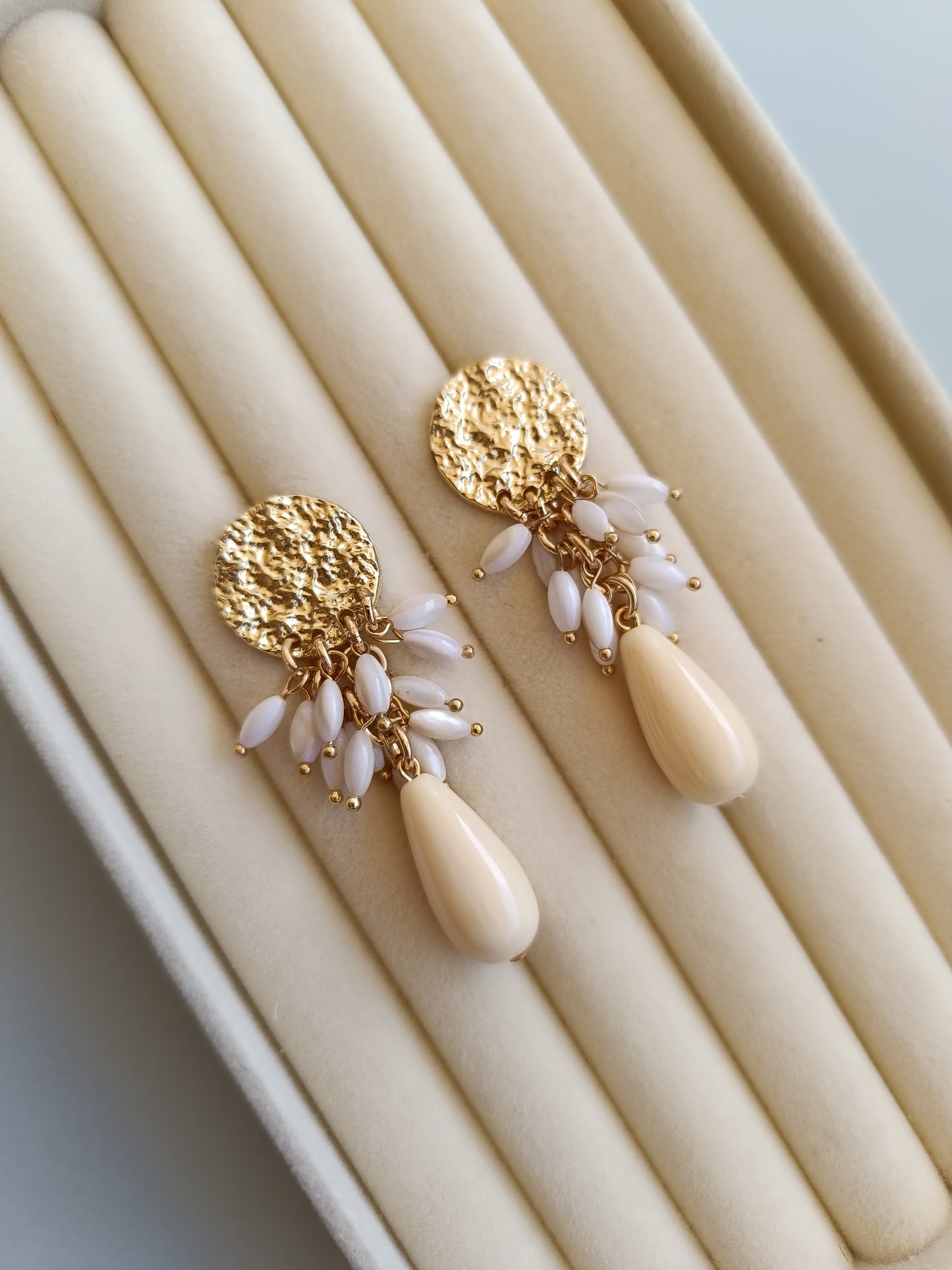 Pendientes "lagrimitas" beige