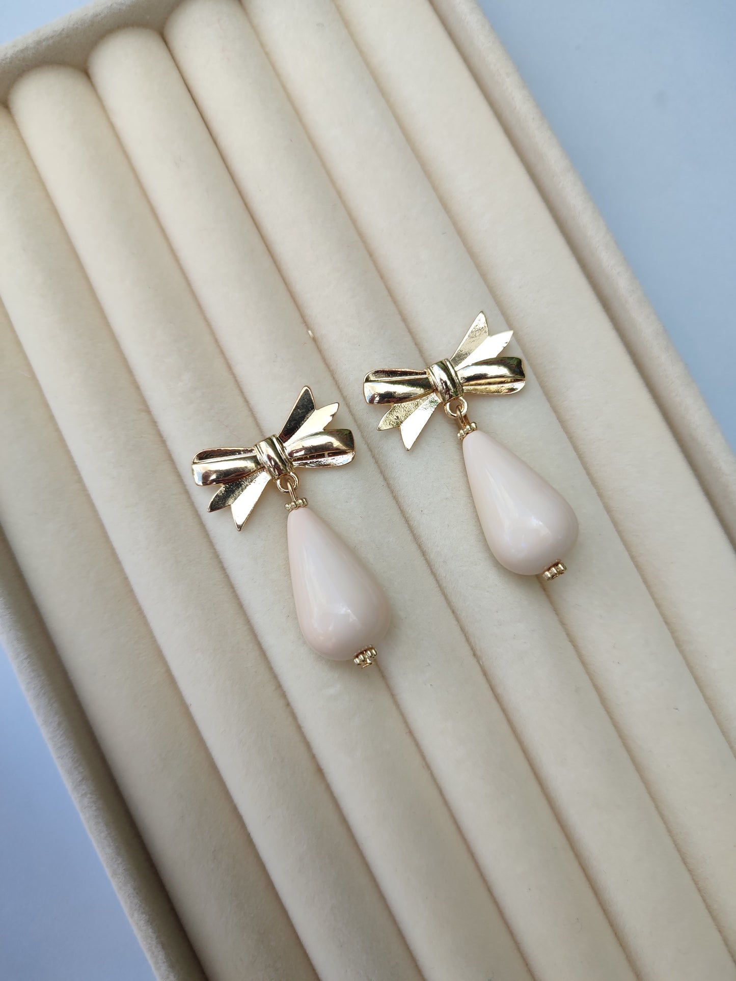 Pendientes lacito beige