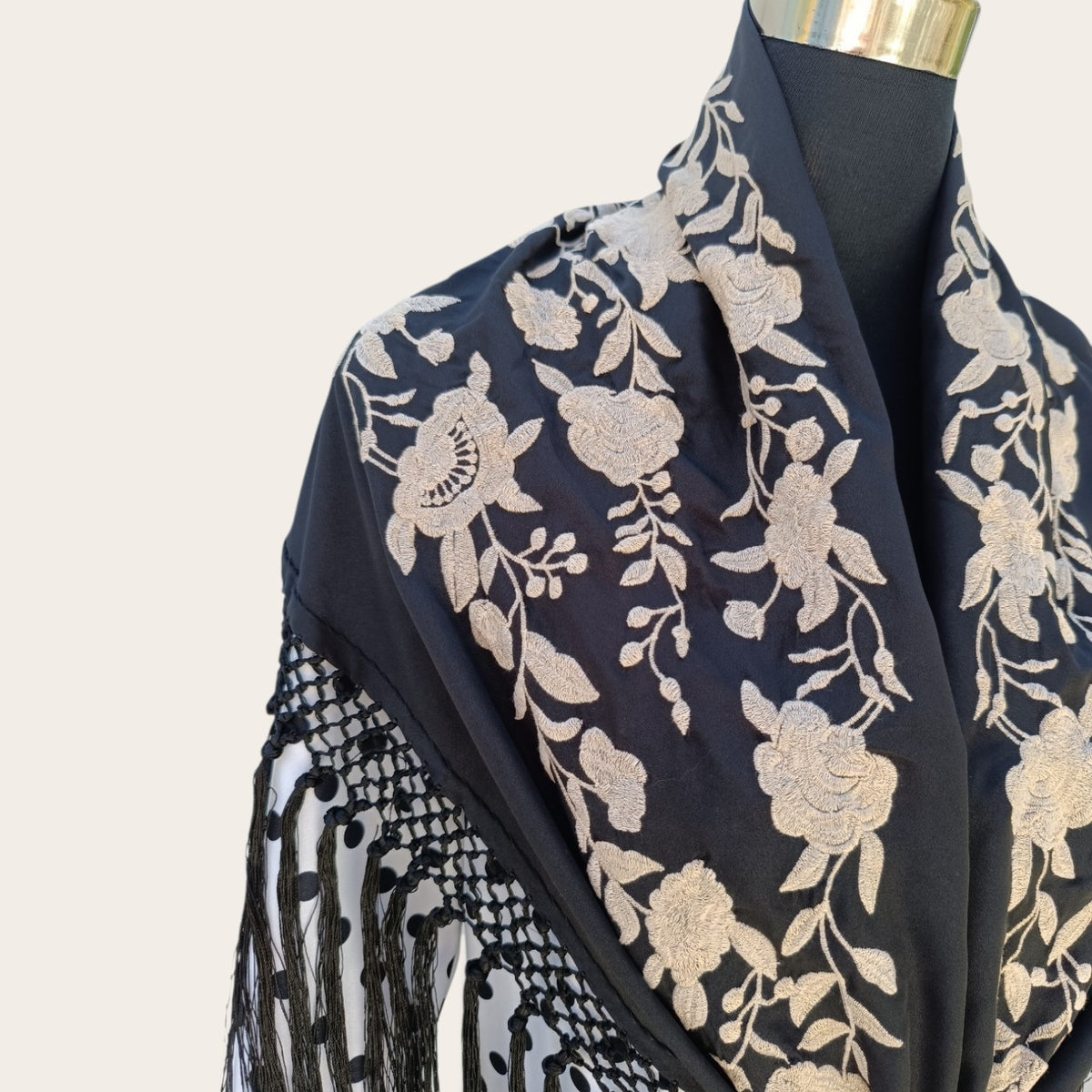Mantón negro bordado en beige
