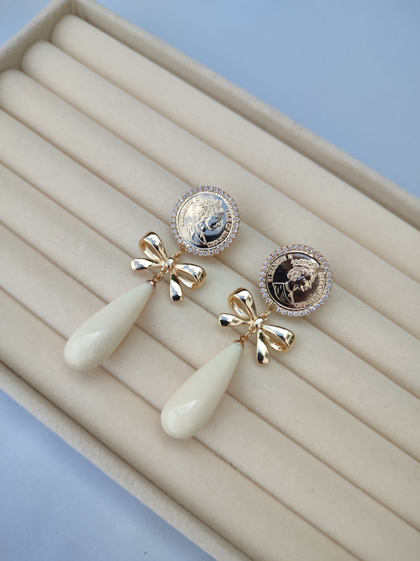 Pendientes moneda beige