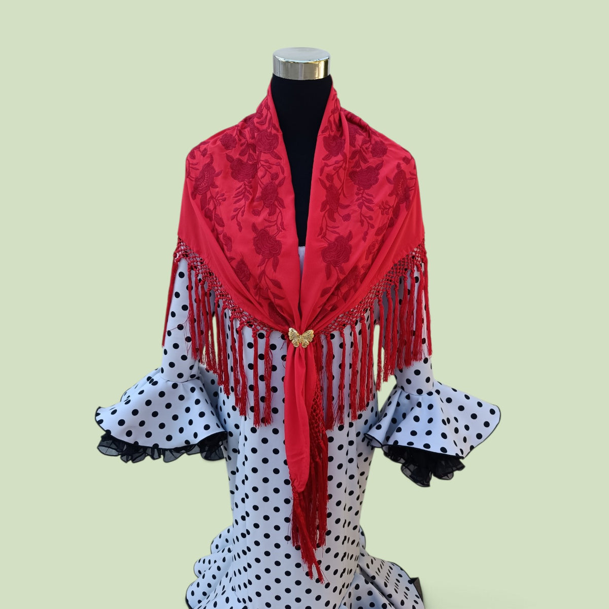 Mantón rojo bordado en granate