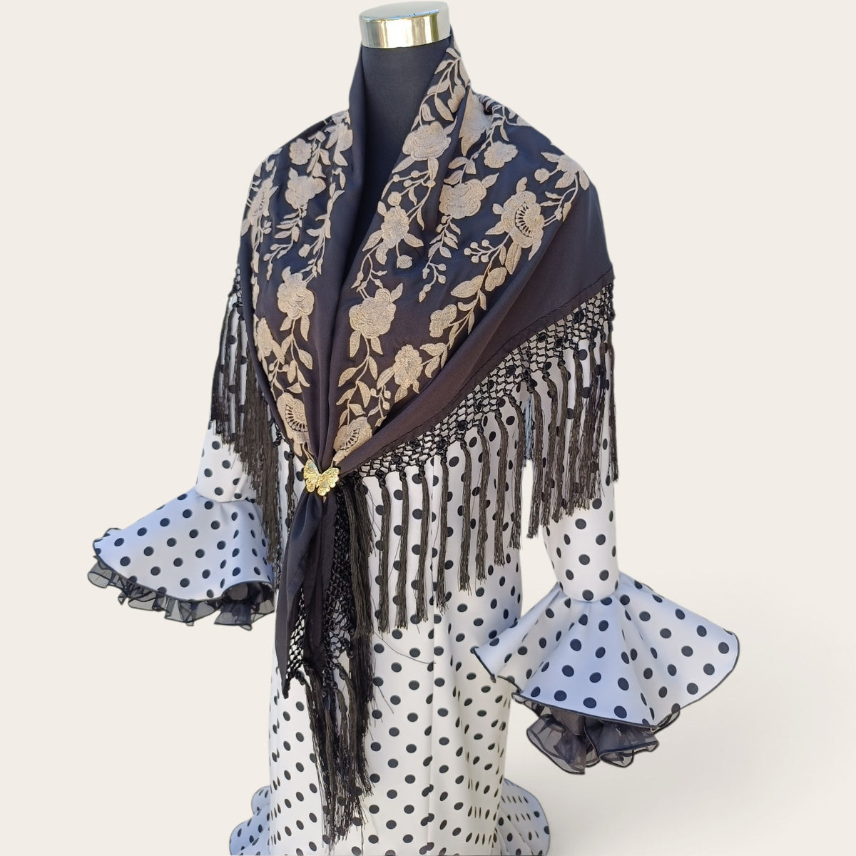 Mantón negro bordado en beige