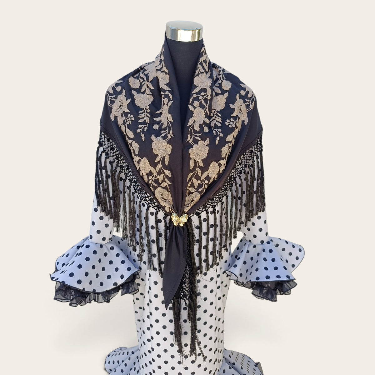 Mantón negro bordado en beige