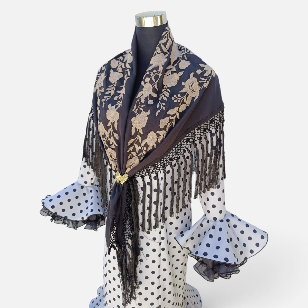 Mantón negro bordado en beige