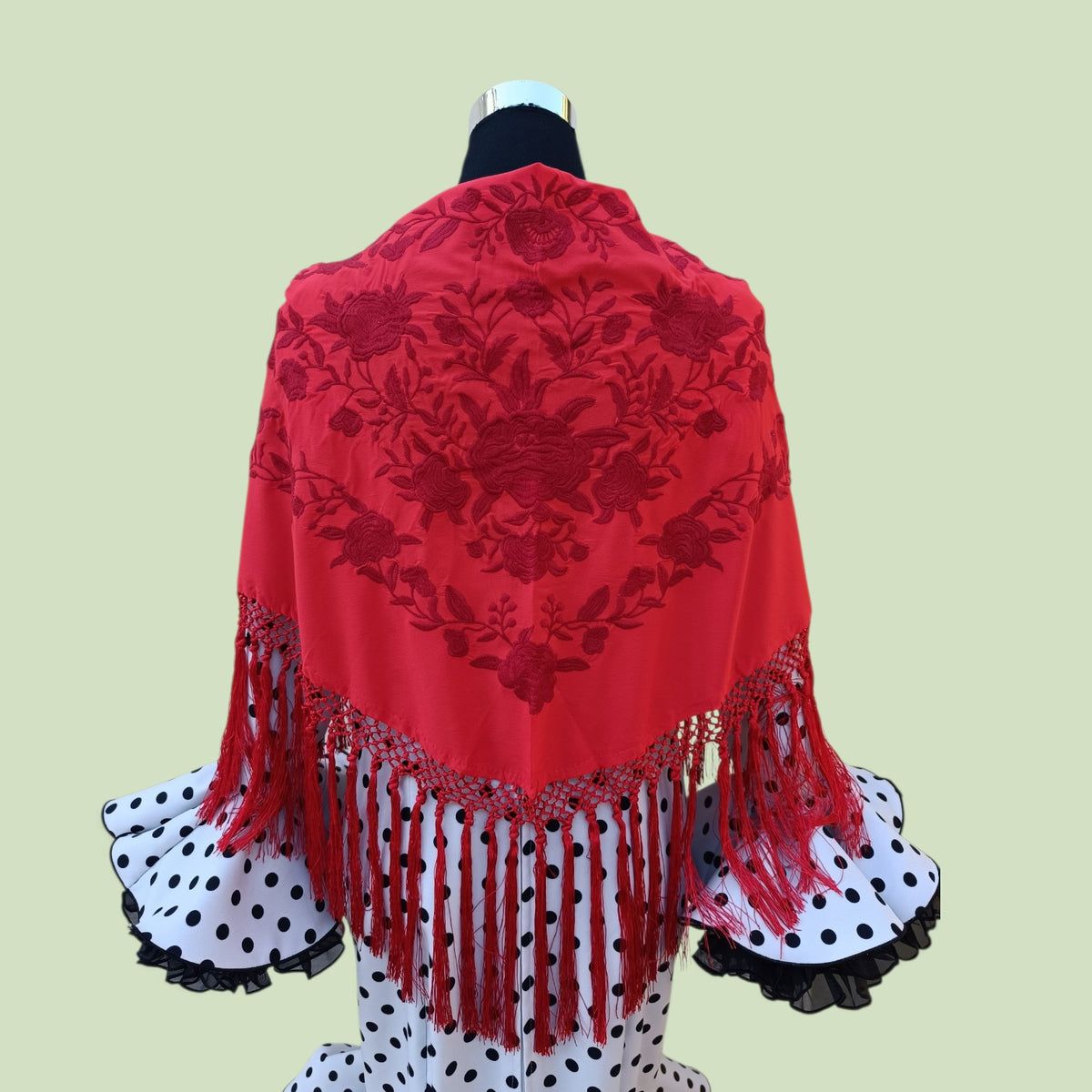 Mantón rojo bordado en granate