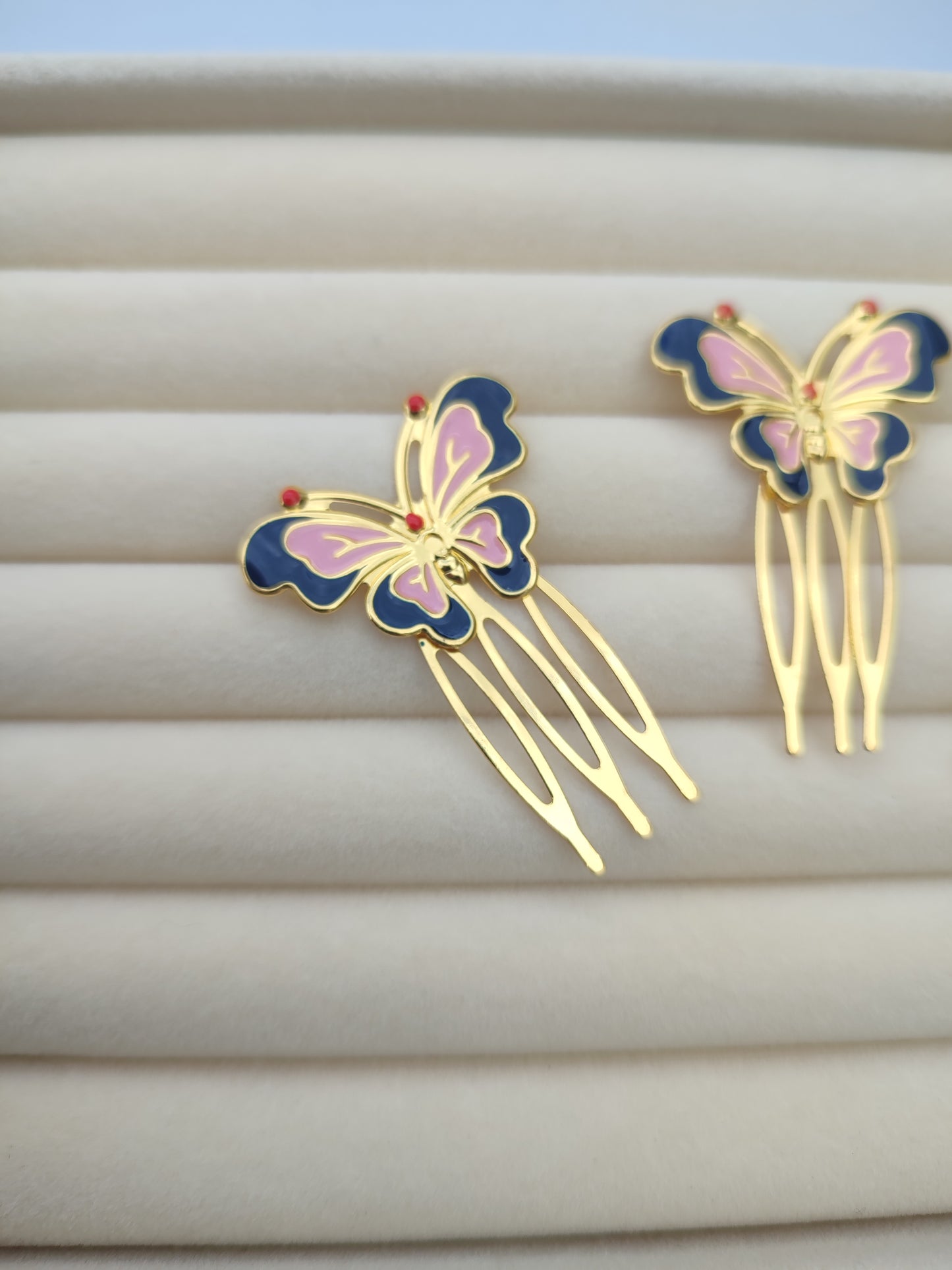 Peina mariposa rosa empolvado