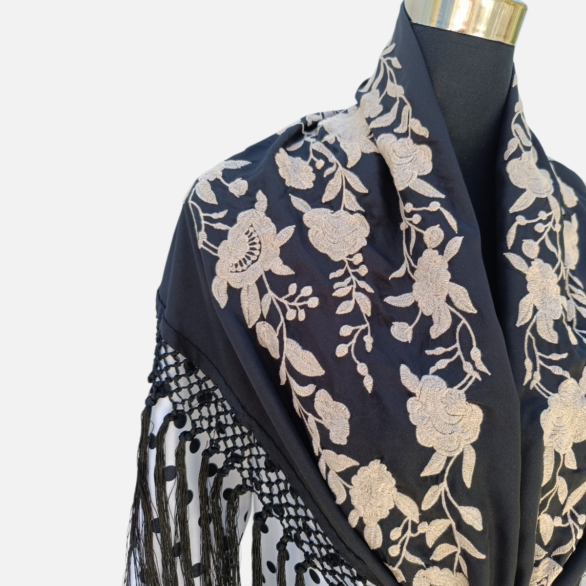 Mantón negro bordado en beige