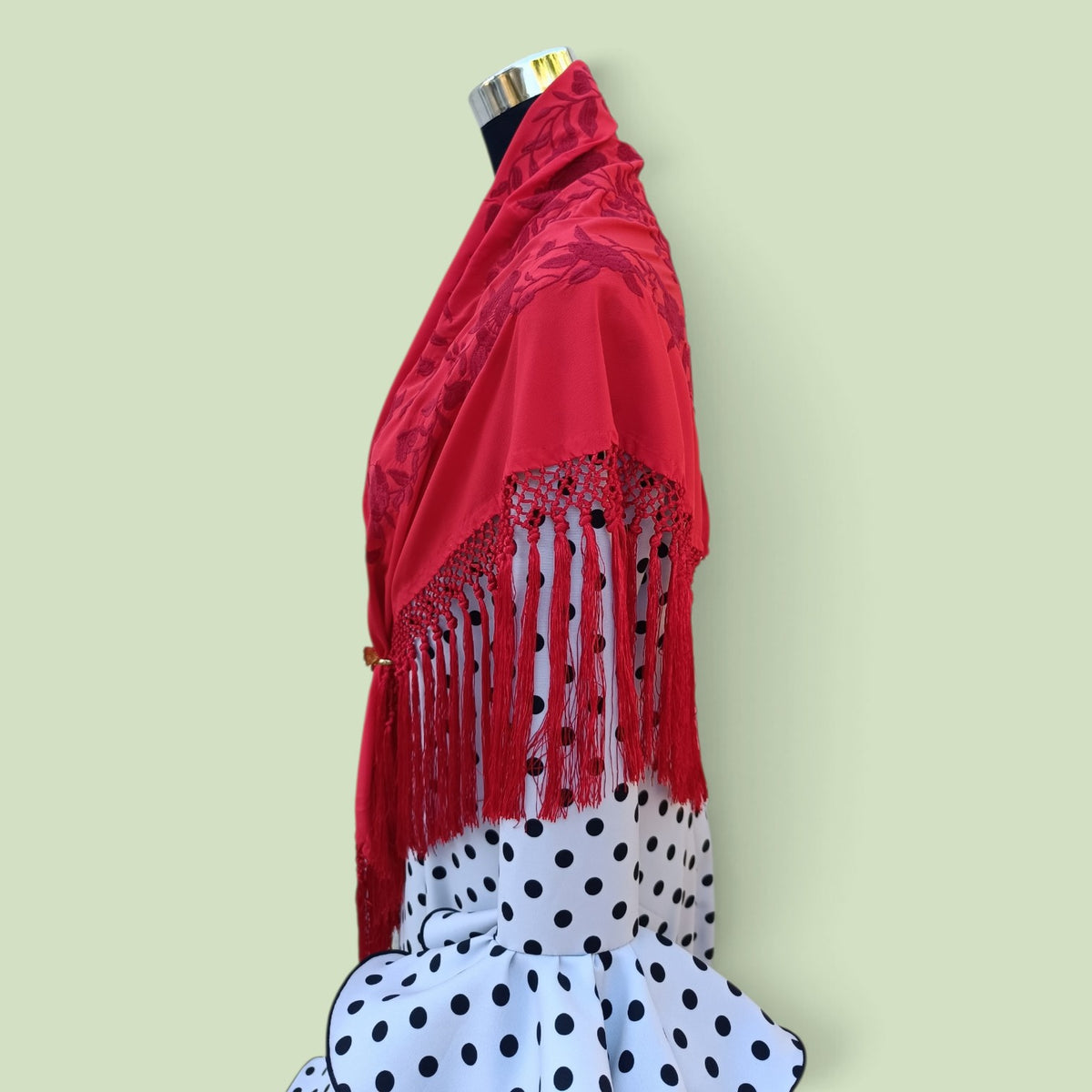 Mantón rojo bordado en granate