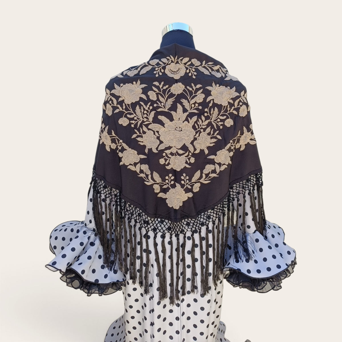 Mantón negro bordado en beige