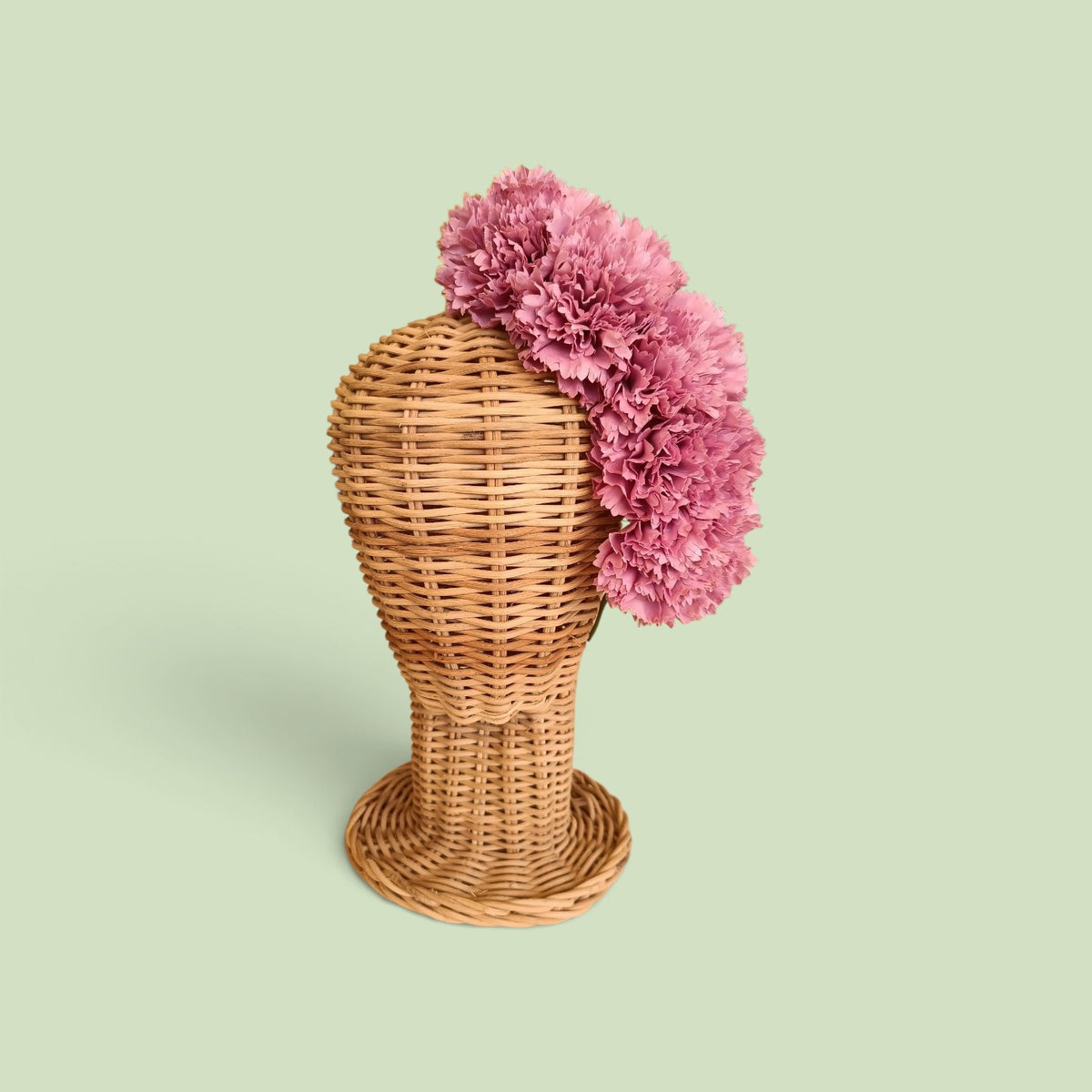 Corona de claveles rosa empolvado