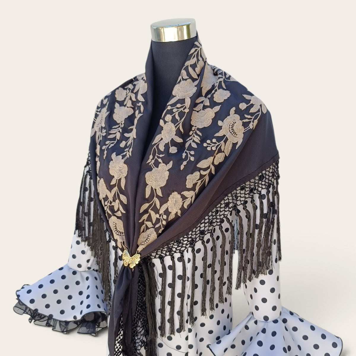 Mantón negro bordado en beige