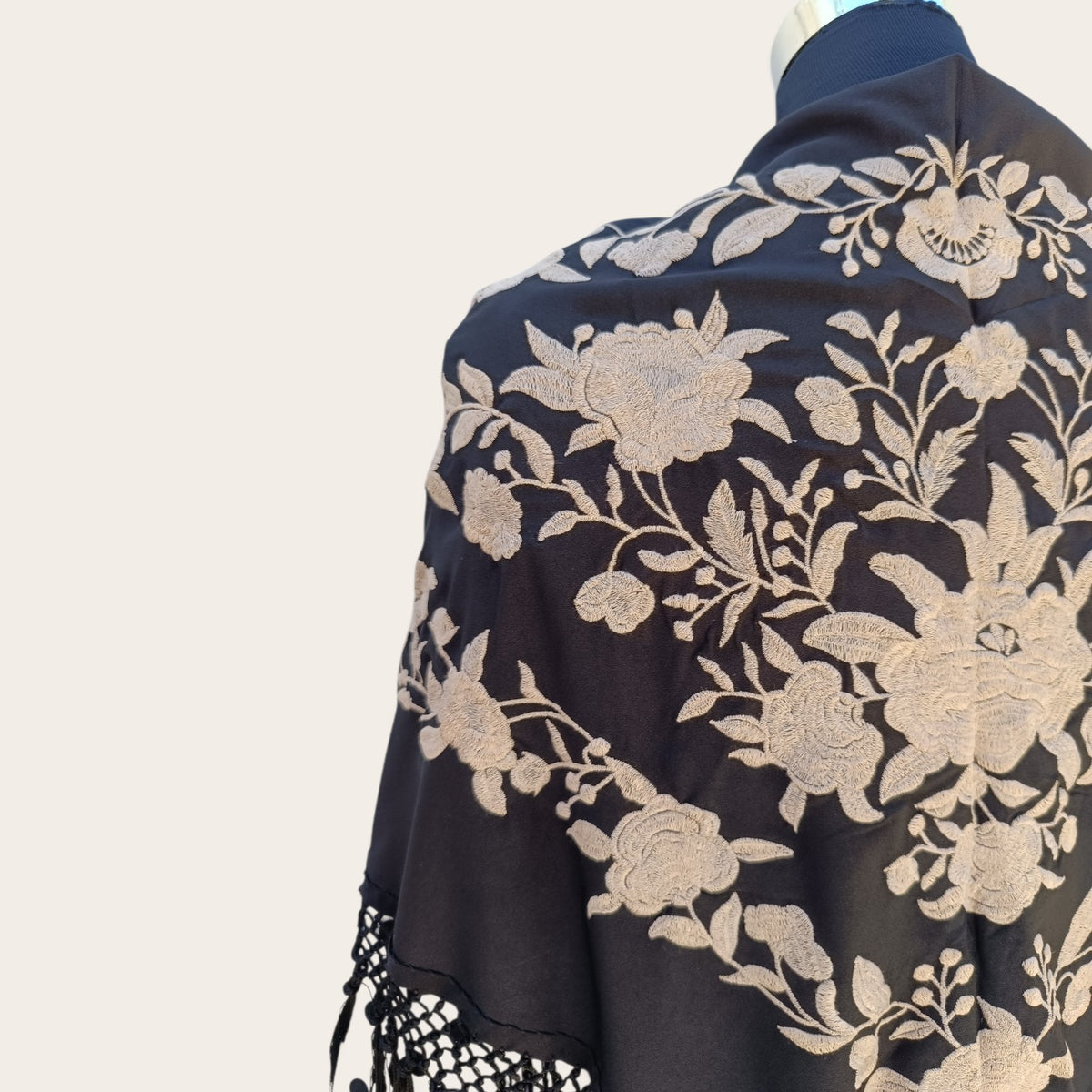 Mantón negro bordado en beige