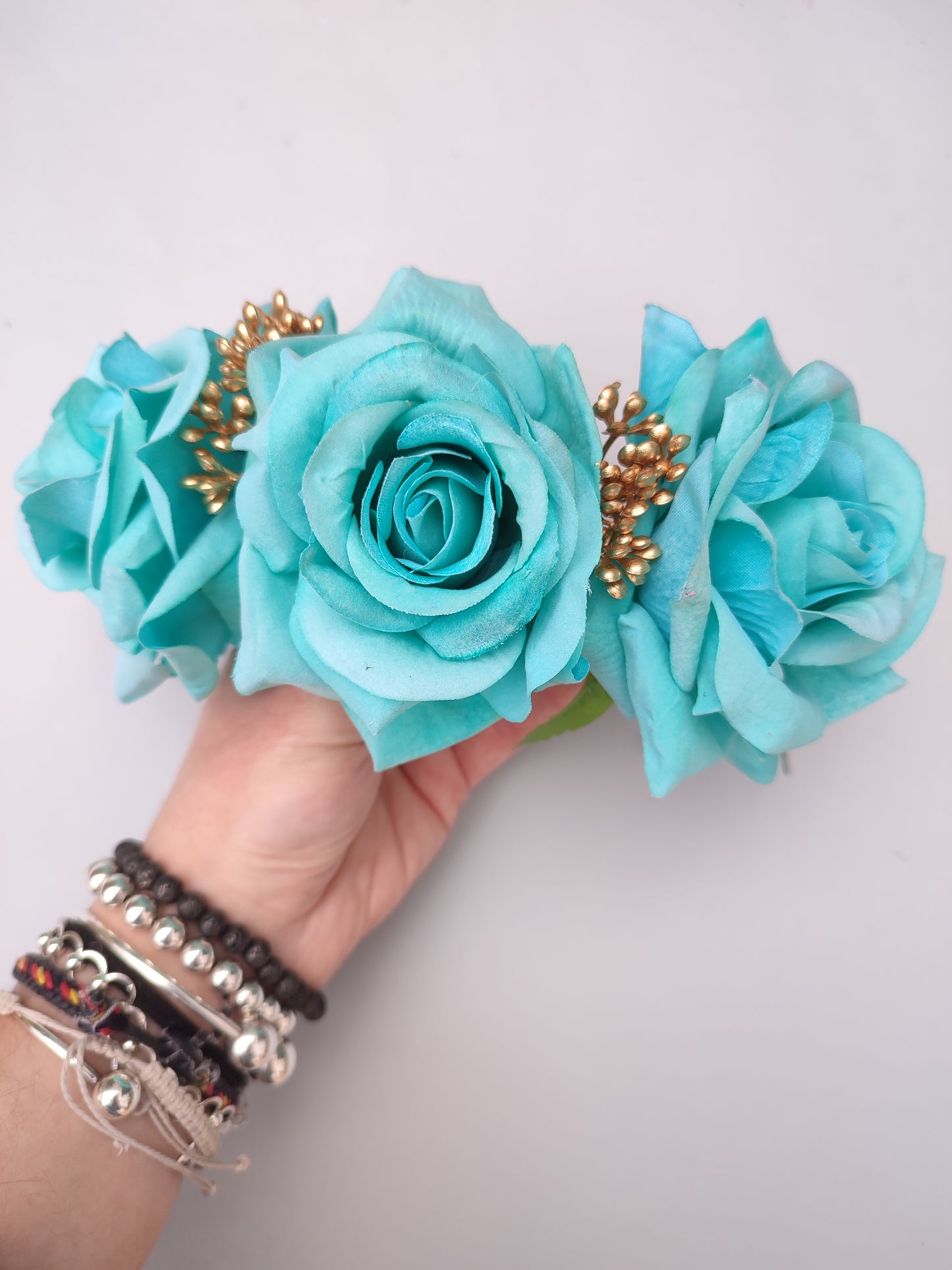 Corona de rosas turquesas