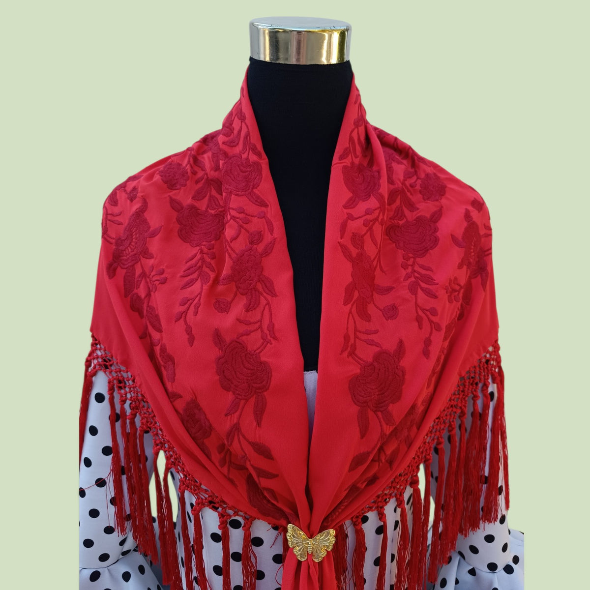 Mantón rojo bordado en granate