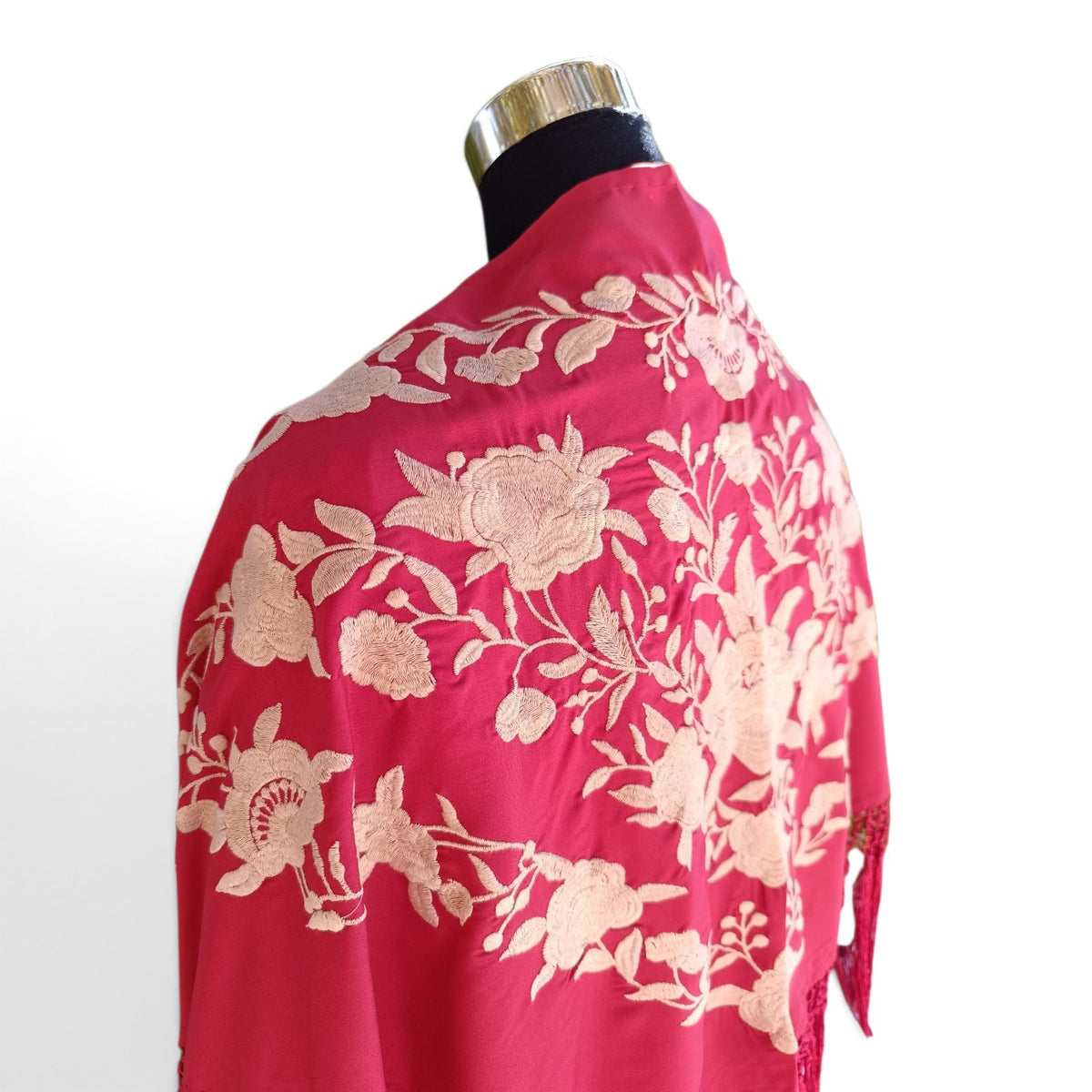 Mantón rojo oscuro bordado en beige