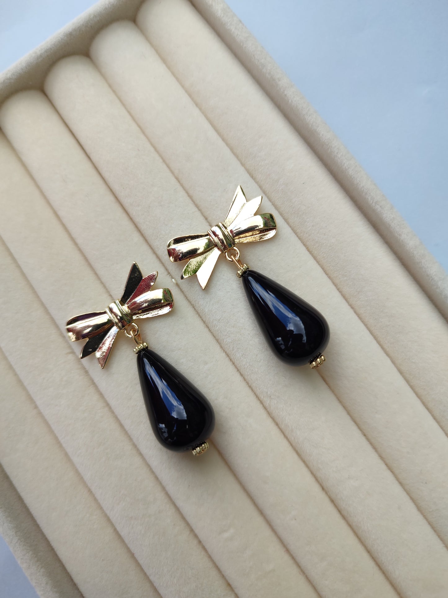 Pendientes lacito negro