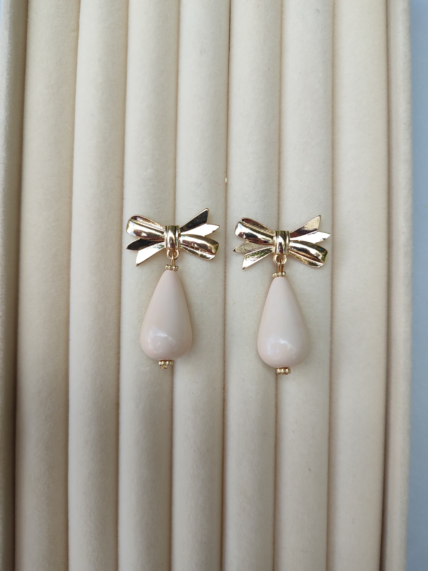 Pendientes lacito beige